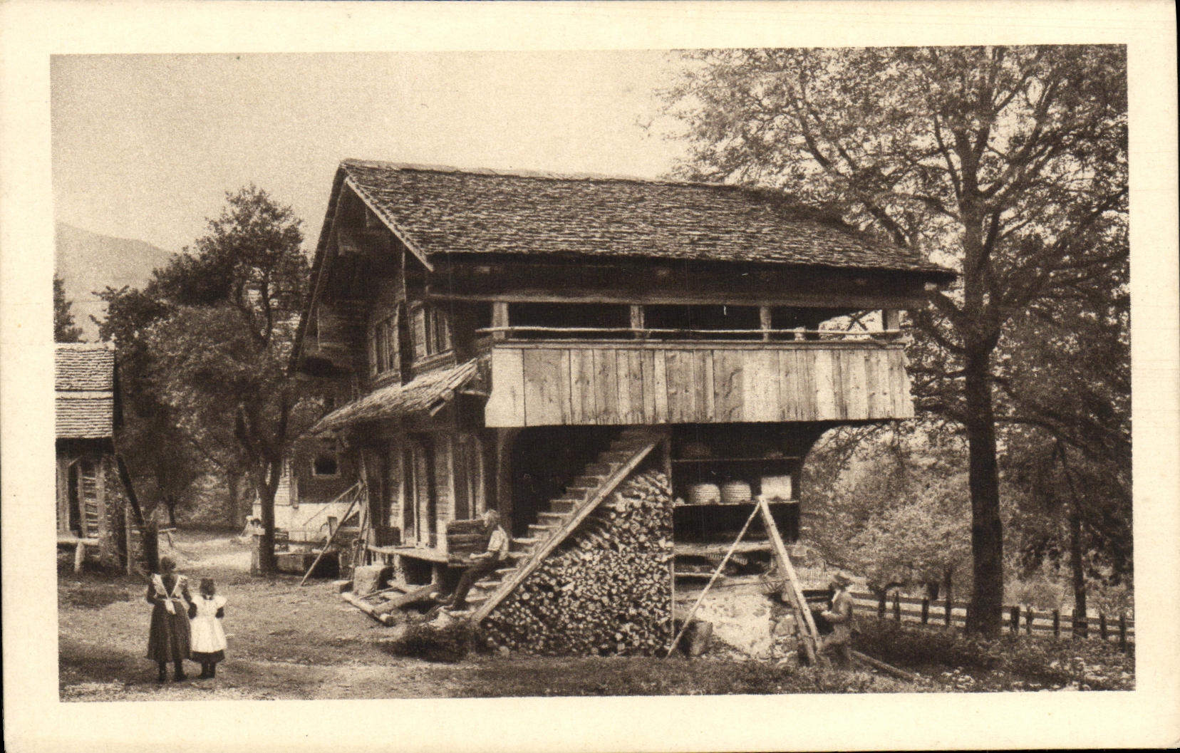 Maison en bois sur pilotis — vue de village — Chocolat Klaus, Le Locle (Suisse)