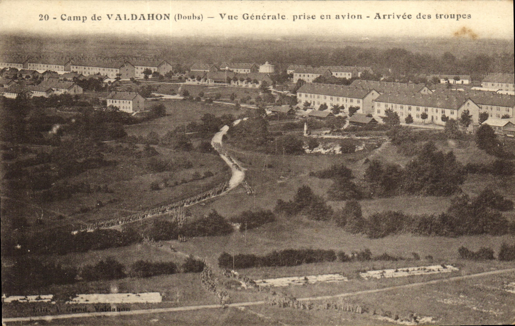 Camp de VALDAHON (Doubs) — Vue Générale prise en avion — Arrivée des troupes — Édition A. Girard, Valdahon
