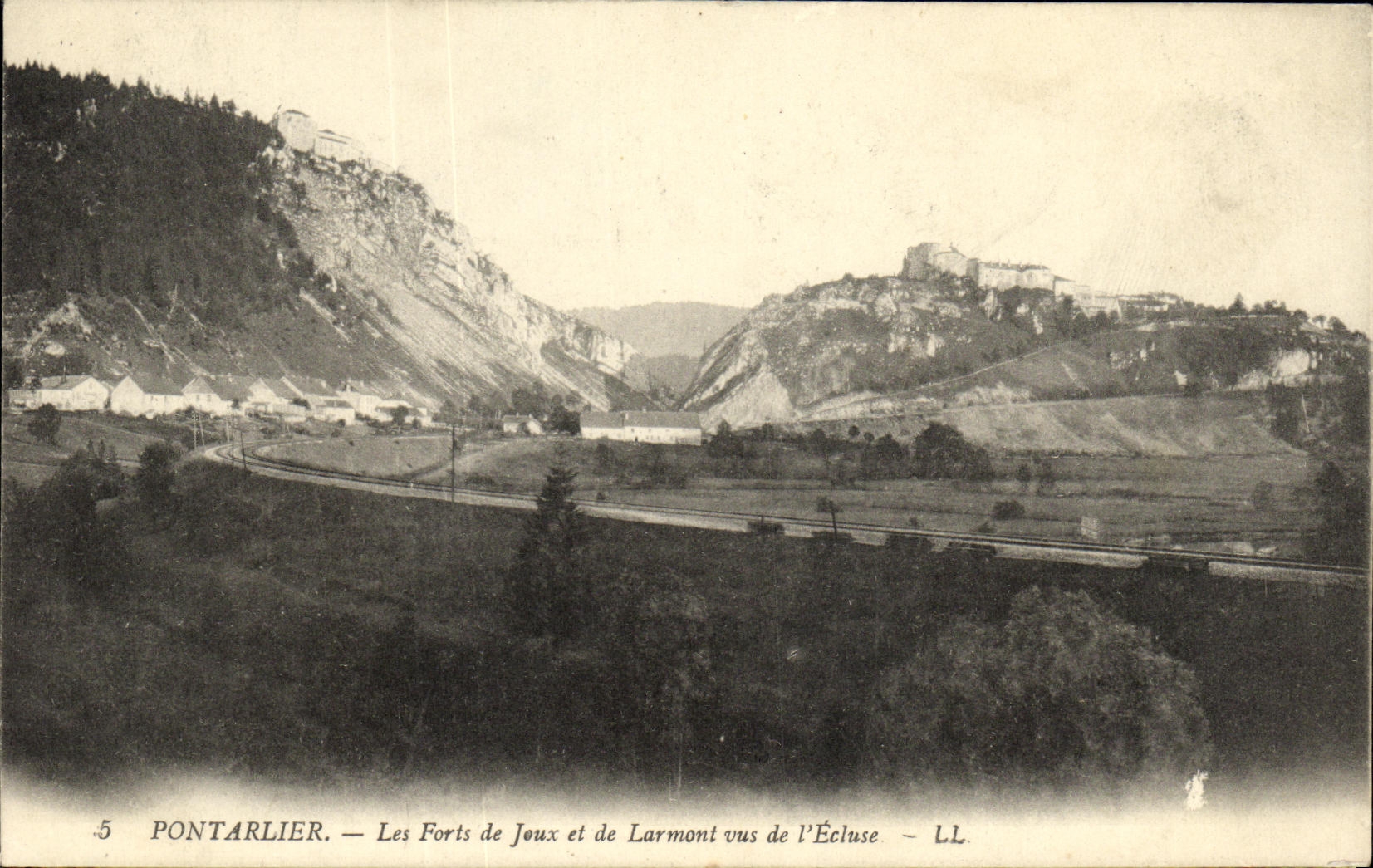 CPA Pontarlier Les Forts de Joux et de Larmont vus de l Ecluse