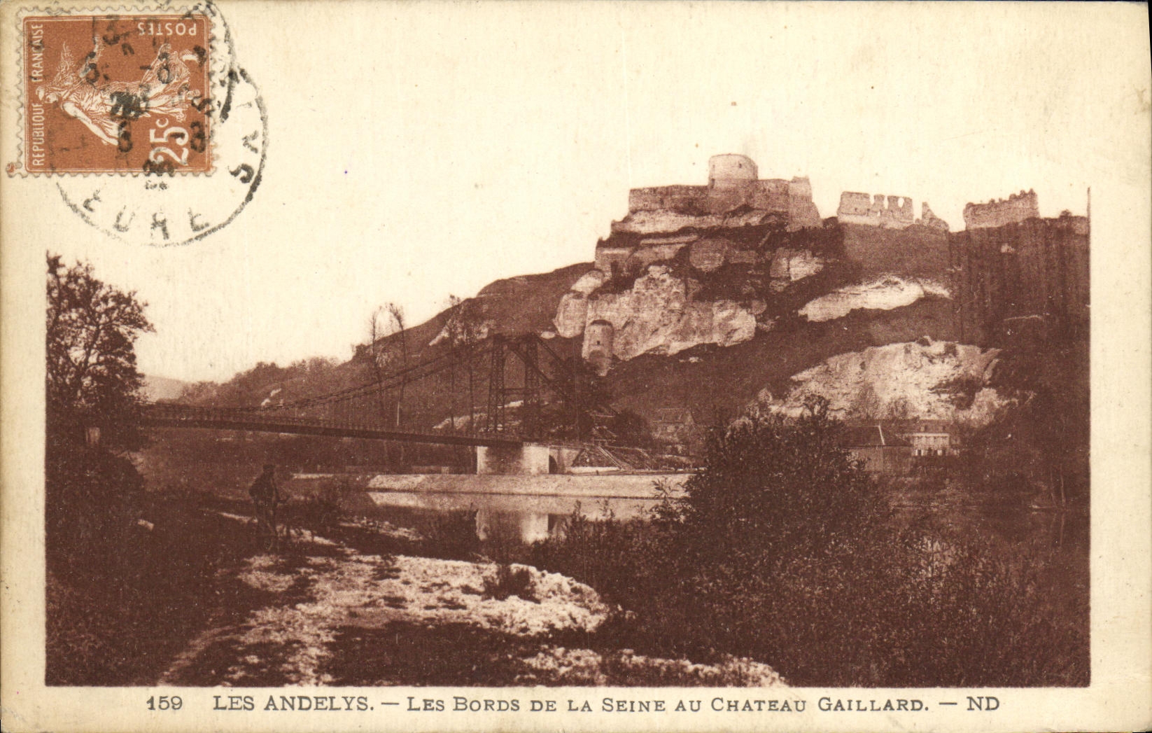 CPA Les Andelys Les Bords de la Seine au Chateau Gaillard