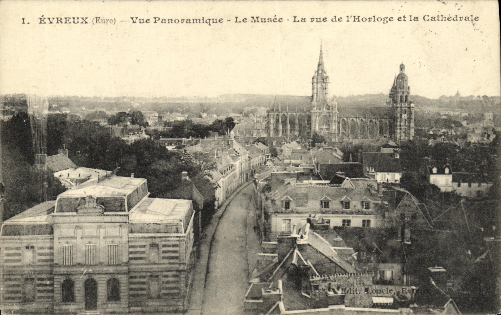 Évreux (Eure) — Vue Panoramique — Le Musée, la rue de l'Horloge et la Cathédrale — Edit. Loncle, Évreux