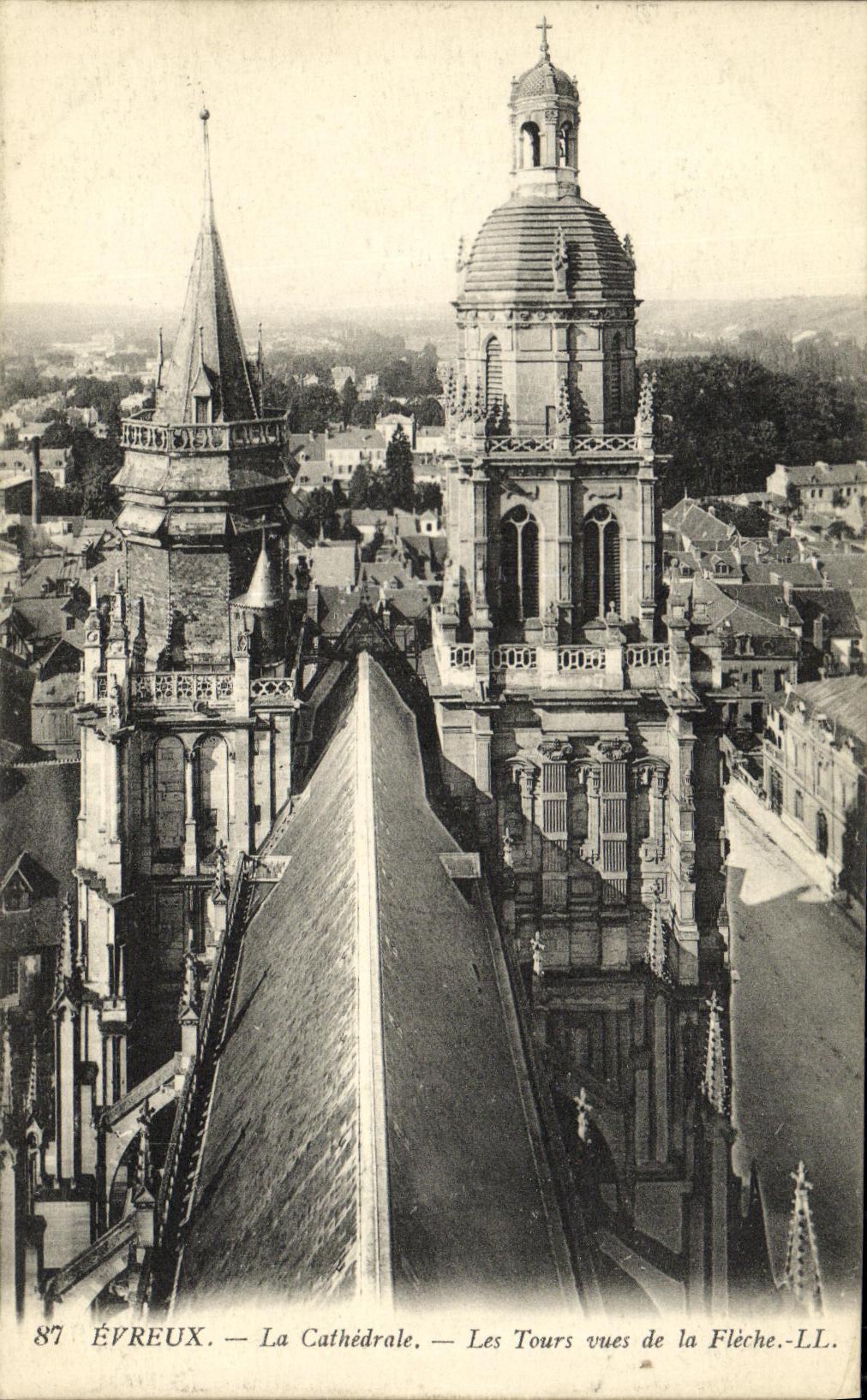 CPA Evreux La Cathedrale Les Tours vues de la Fleche