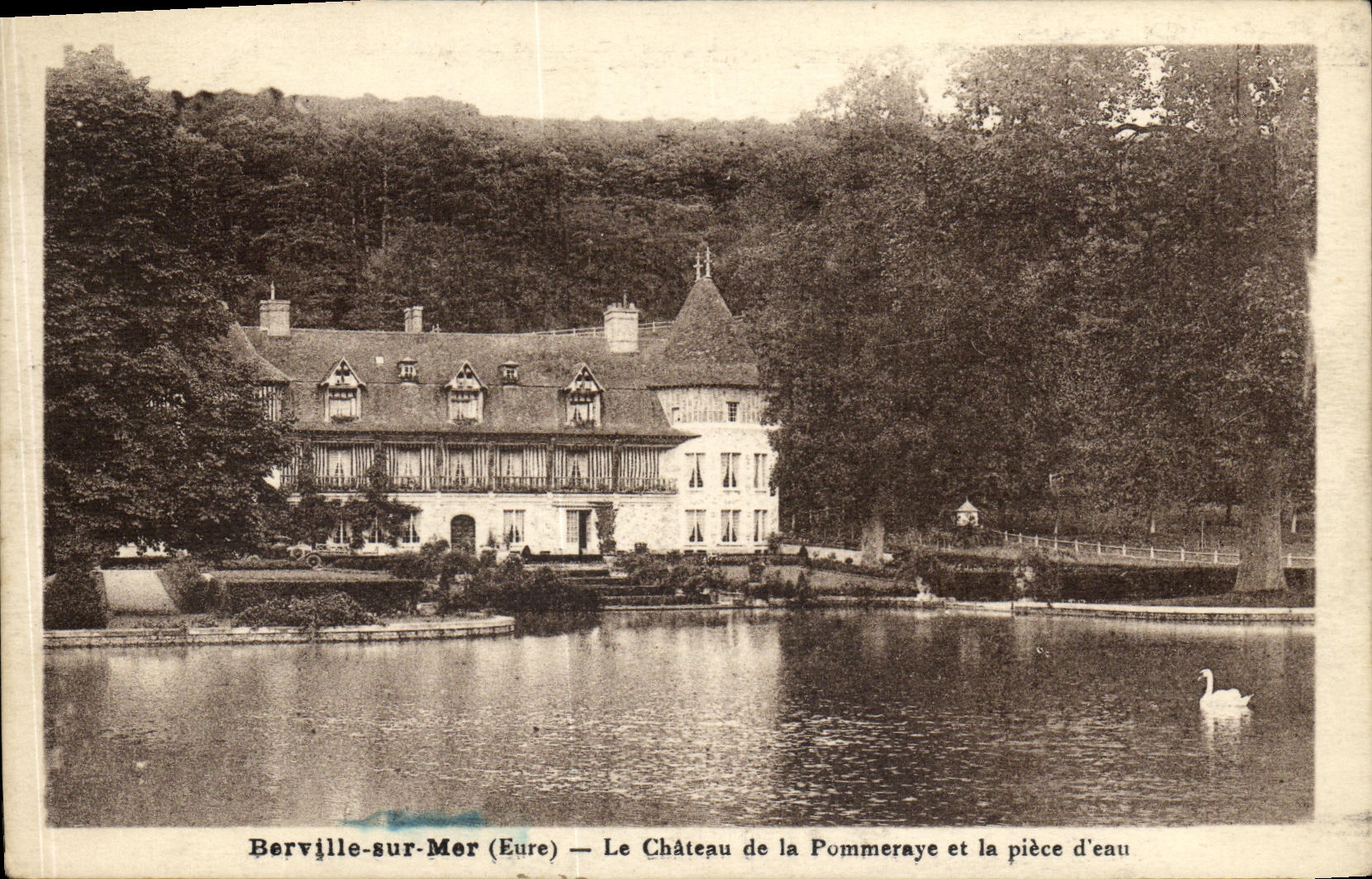 Berville-sur-Mer (Eure) — Le Château de la Pommeraye et la pièce d'eau