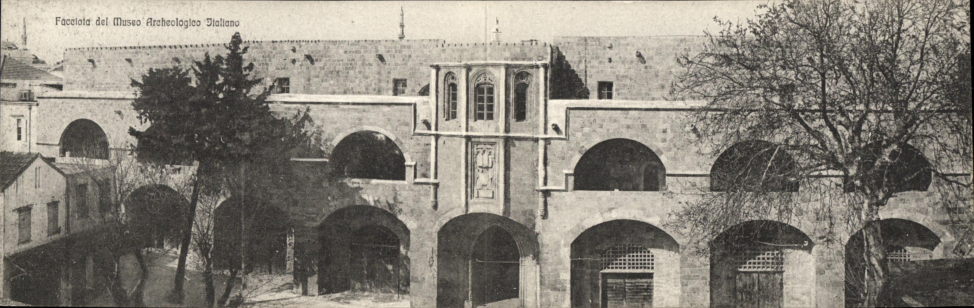 CARTE DOUBLE Facciata del Museo Archeologica Italiano