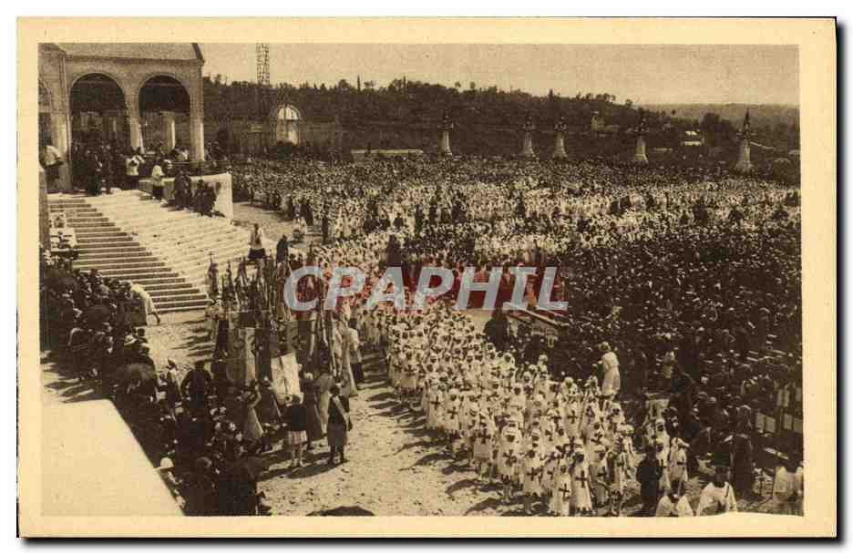CPA La Basilique de Lisieux Une Ceremonie sur le Parvis