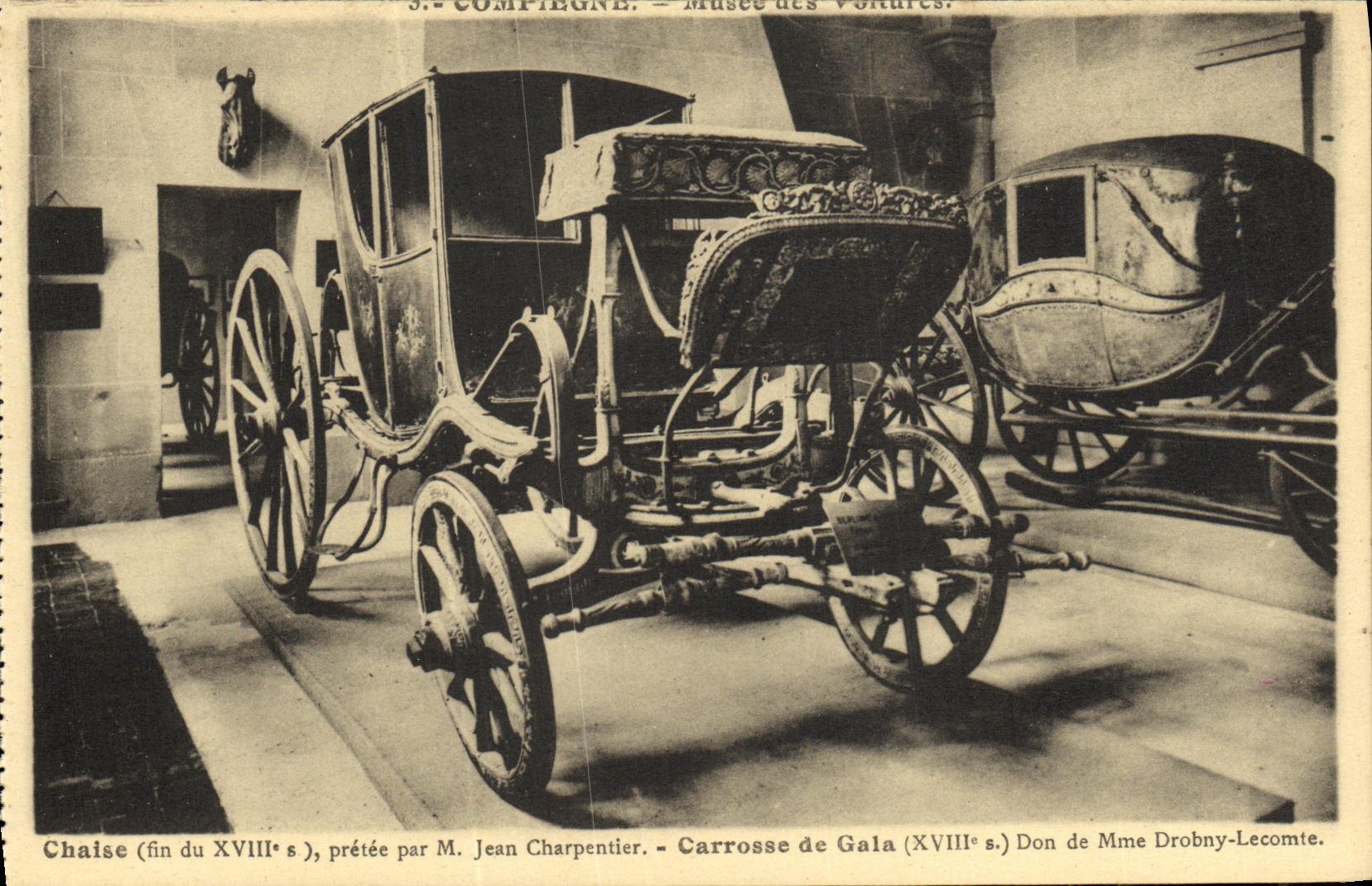 Compiegne — Musée des Voitures. Chaise (fin XVIIIe s.) et Carrosse de Gala (XVIIIe s.)
