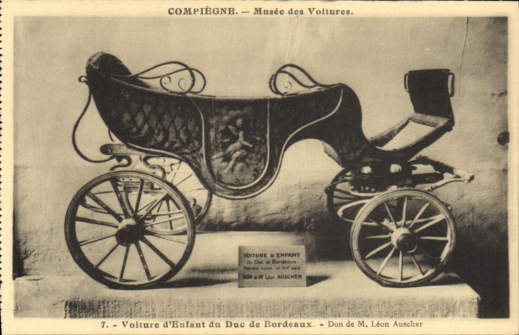 CPA Voiture d Enfant du Duc de Bordeaux Don de M Leon Auscher Compiegne Musee des voitures