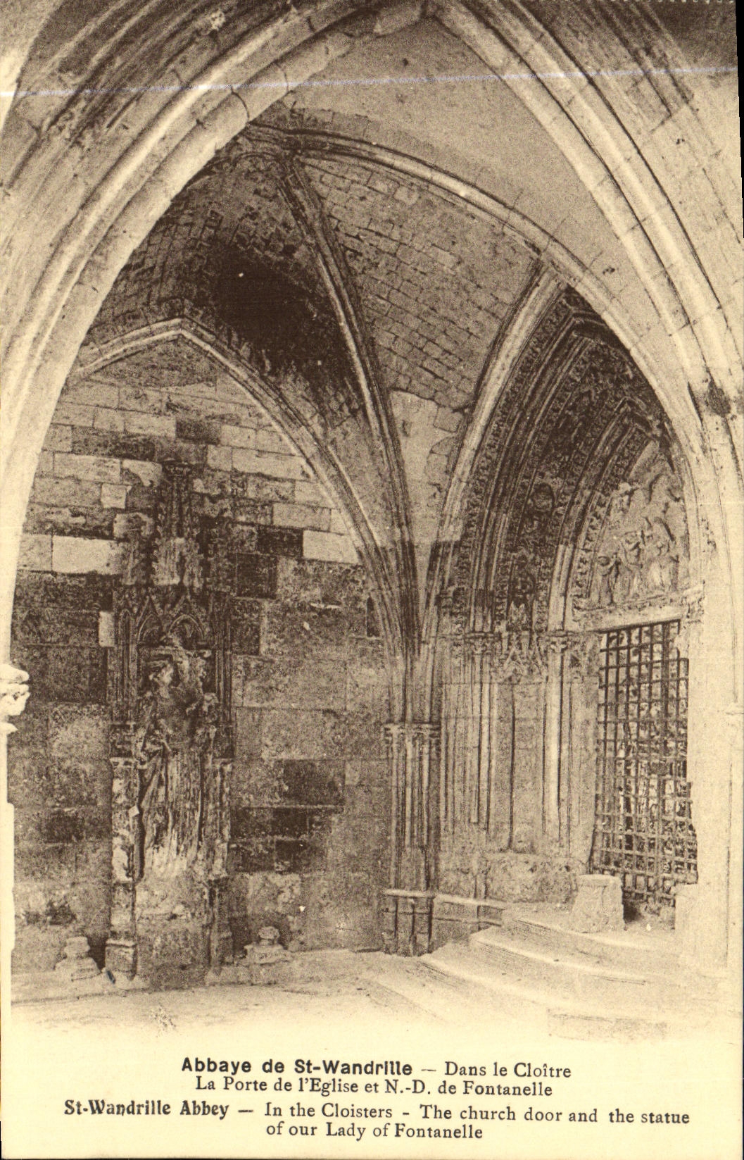 CPA Abbaye de St Wandrille Dans le Cloitre La Porte de l Eglise et N D de Fontanelle