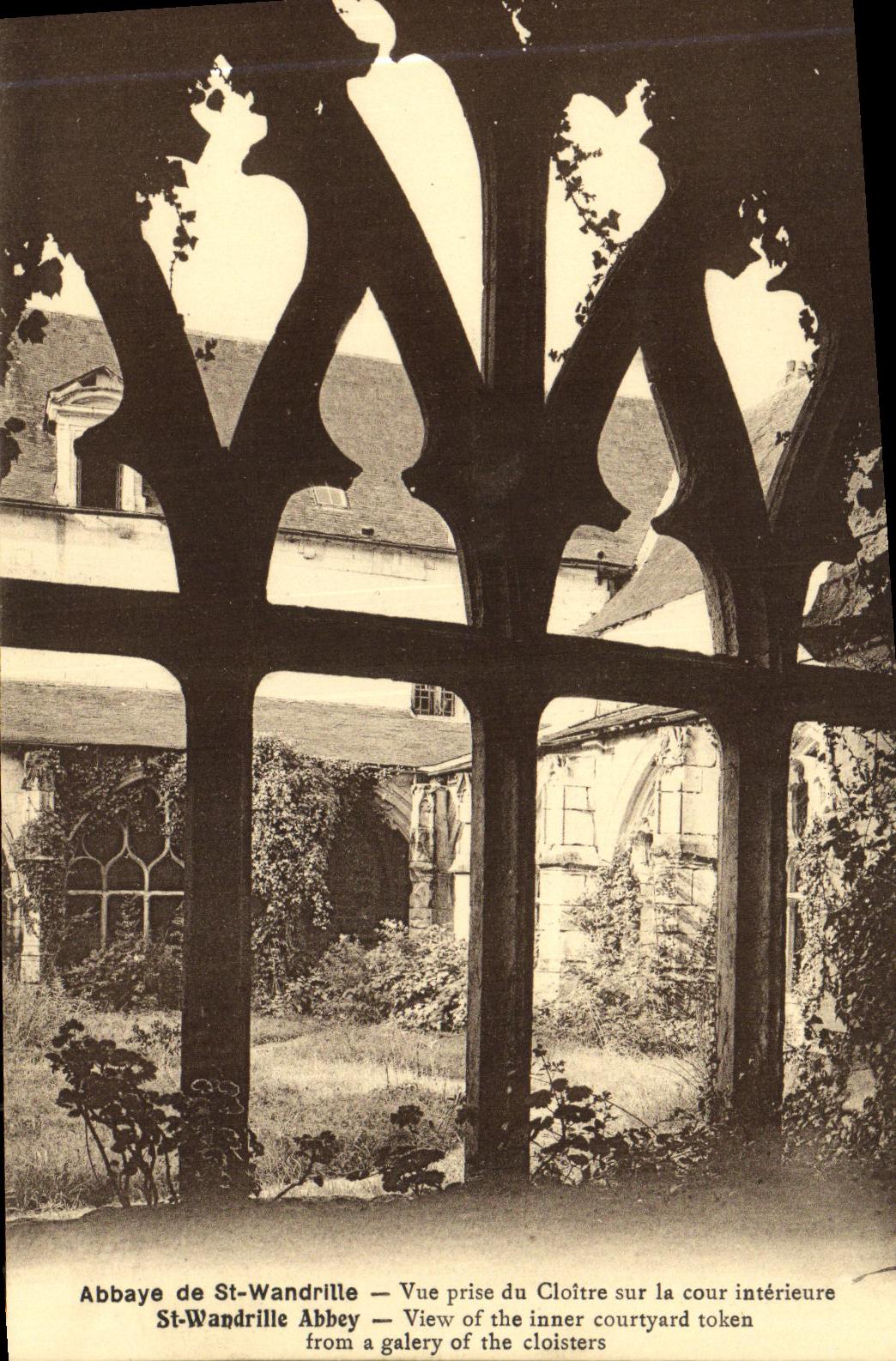 CPA Abbaye de St Wandrille Vue prise du Cloitre sur la cour interieure