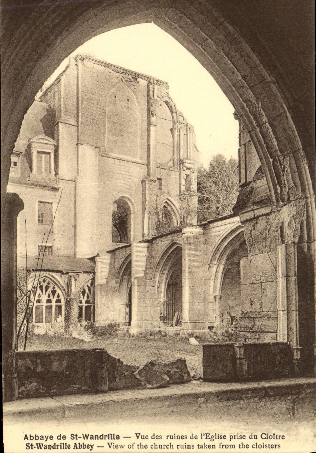 CPA Abbaye de St Wandrille Vue des ruines de l Eglise prise du Cloitre