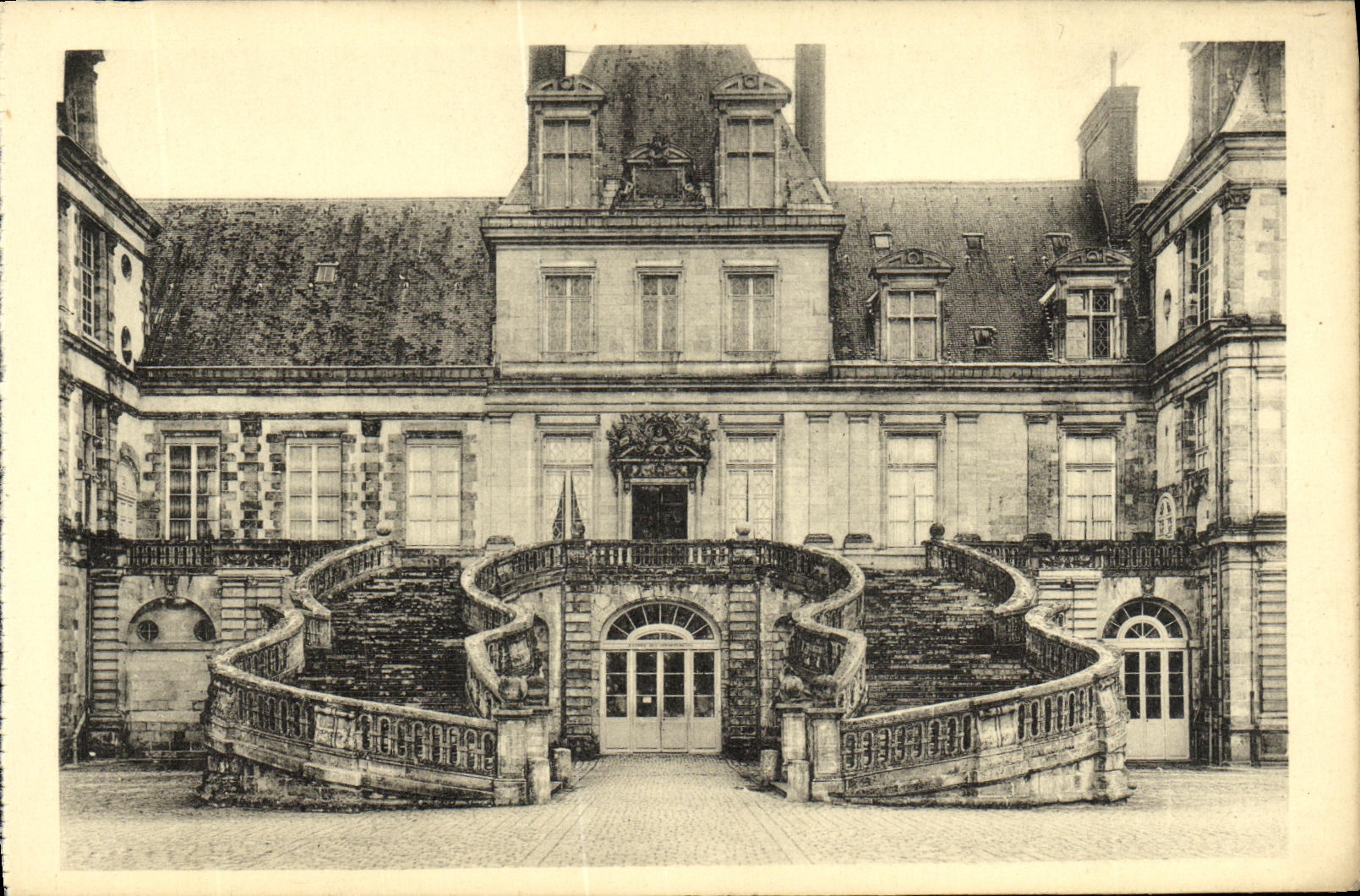 Château de Fontainebleau — escalier en fer à cheval — Édition des Musées Nationaux