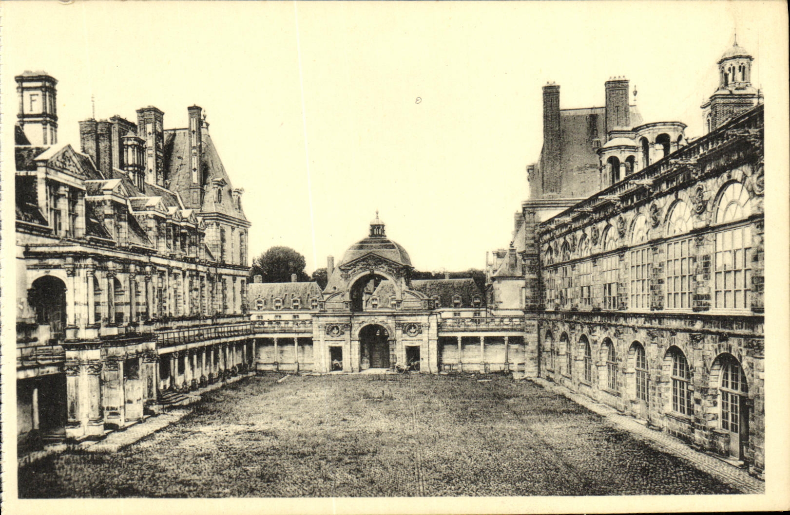 Château de Fontainebleau — La Cour Ovale — Edition des Musées Nationaux Nr. 38