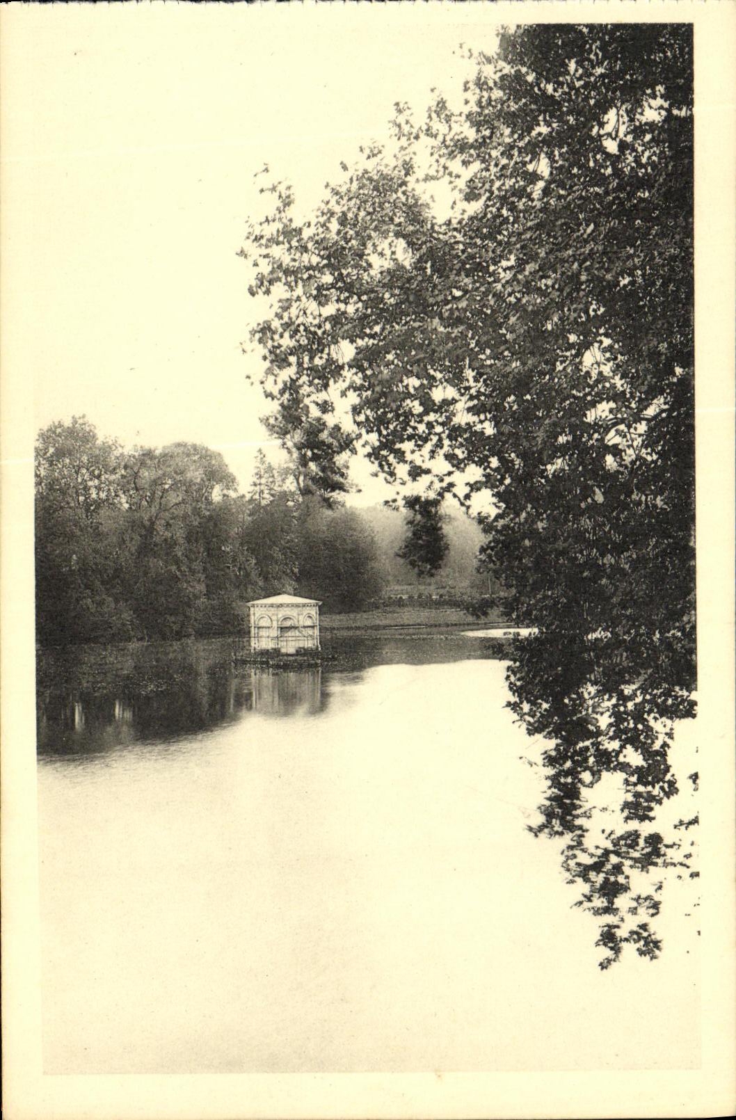 Château de Fontainebleau — L'Étang des Carpes — Édition des Musées Nationaux, n°142