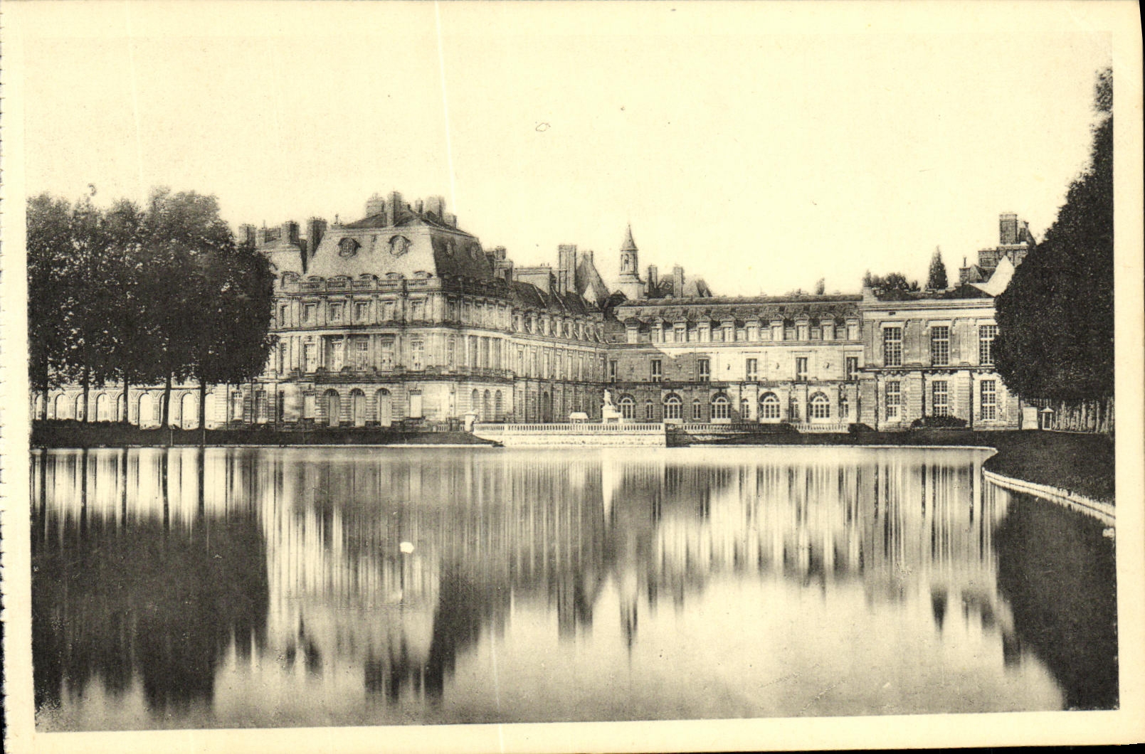 Château de Fontainebleau — Ensemble sur la pièce d'eau — Édition des Musées Nationaux n°141