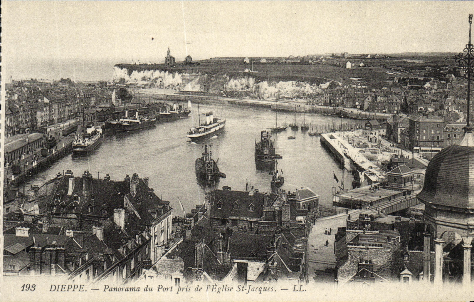 CPA Dieppe Panorama du Port pris de l Eglise St Jacques Bateaux