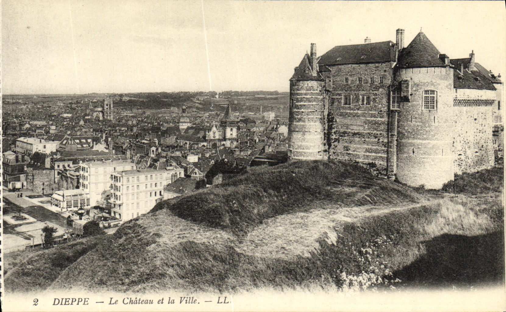 CPA Dieppe Le Chateau et la Ville