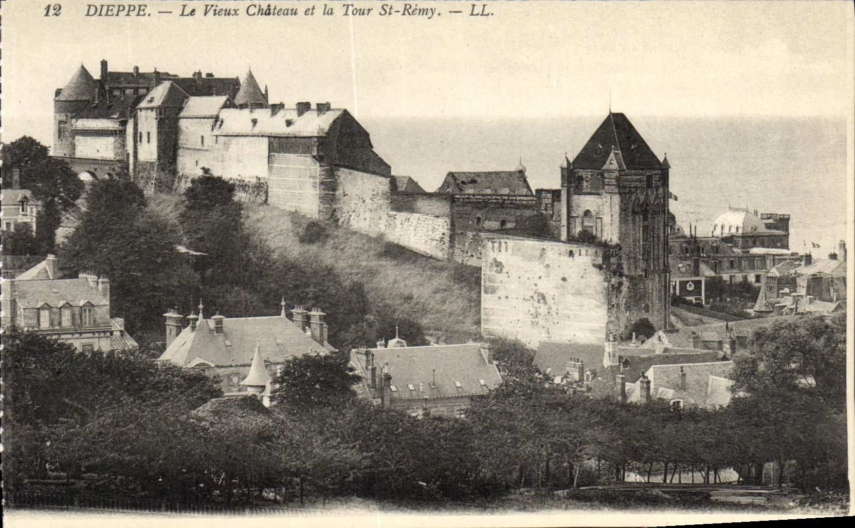 CPA Dieppe Le Vieux Chateau et la Tour St Remy
