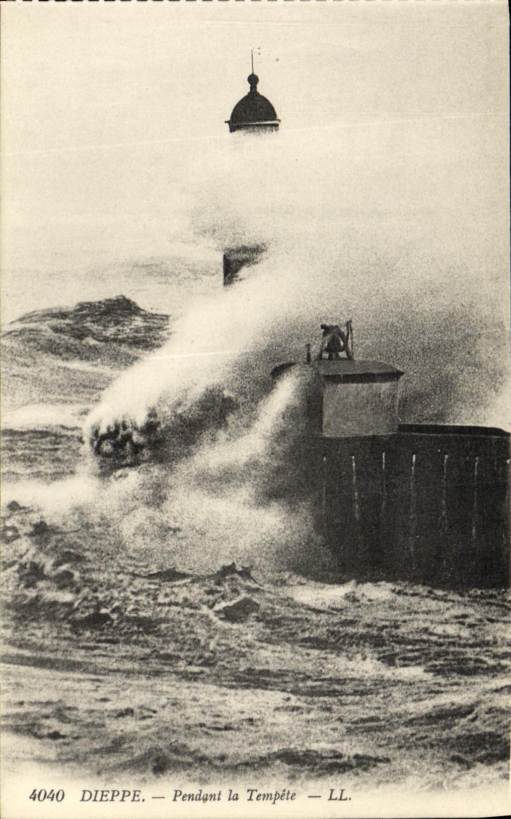 CPA Dieppe Pendant la Tempete