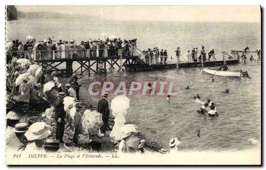 CPA Dieppe Le Plage et L Estacade