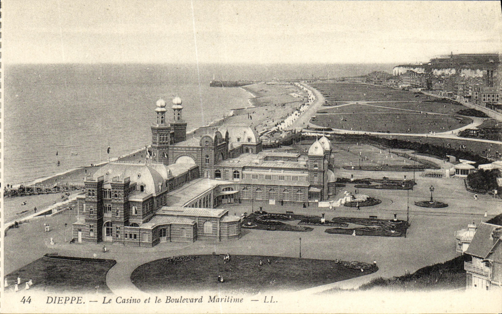 CPA Dieppe Le Casino et le Boulevard Maritime