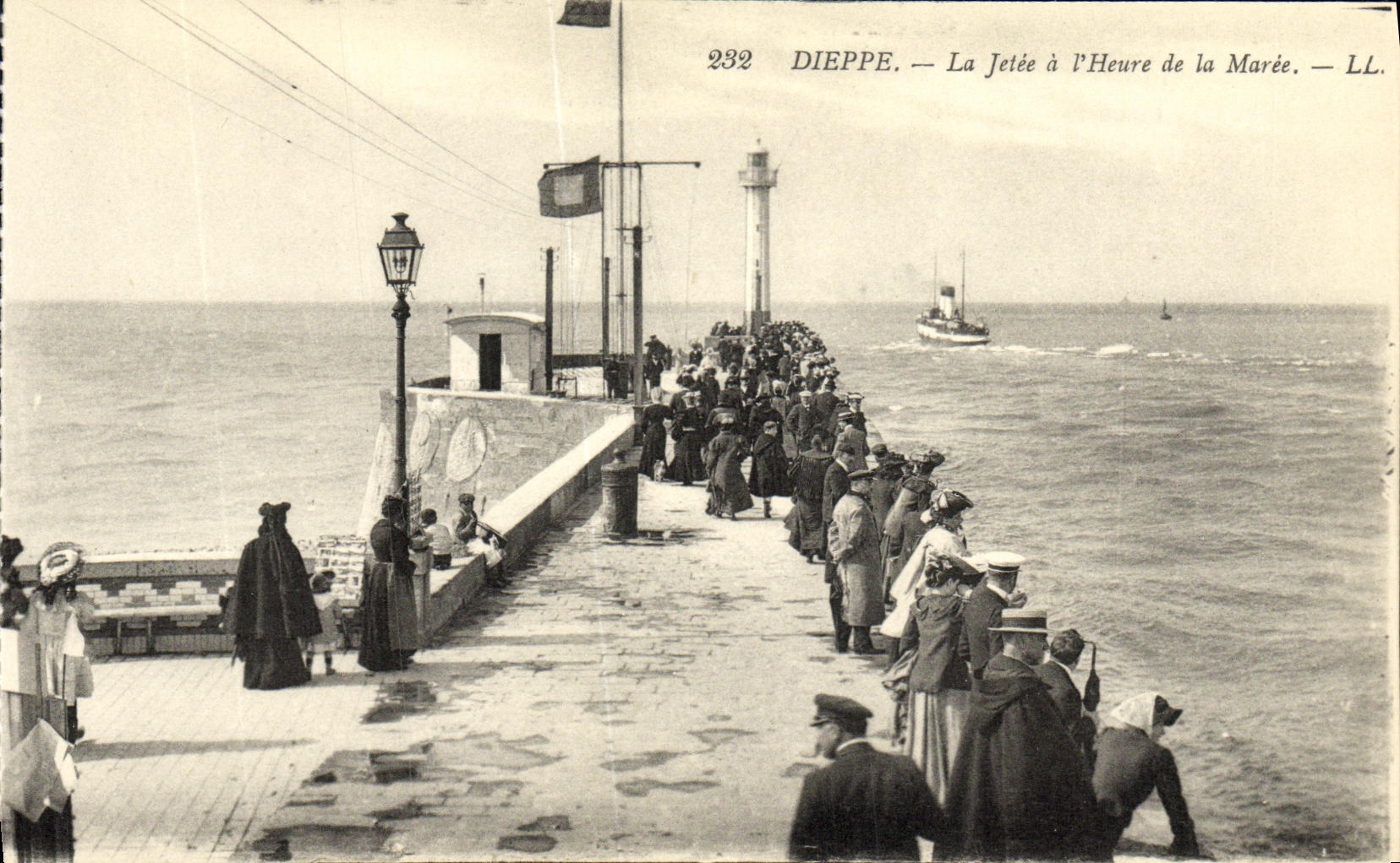 CPA Dieppe La Jetee a l Heure de la Maree