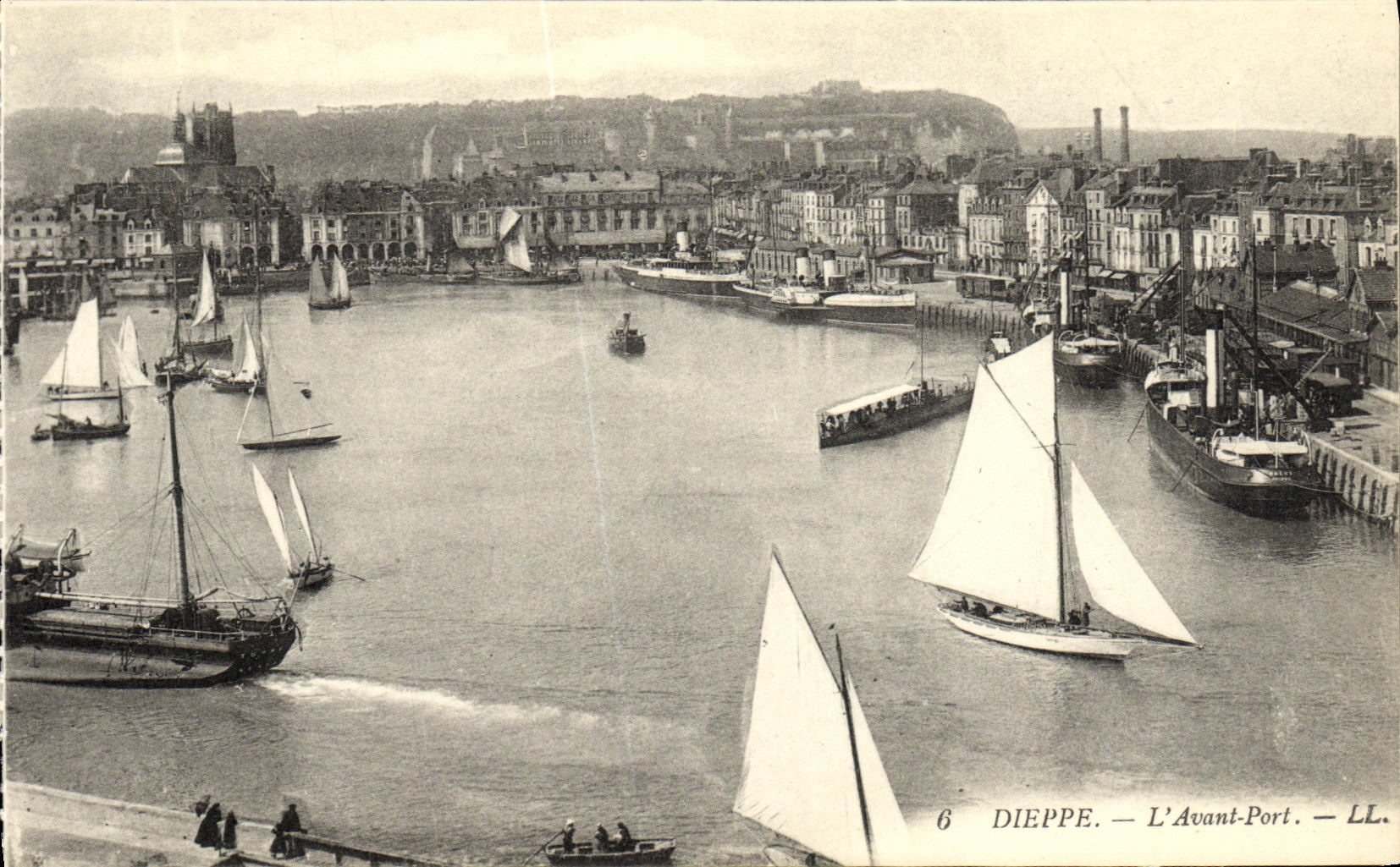 CPA Dieppe L Avant Port Bateaux