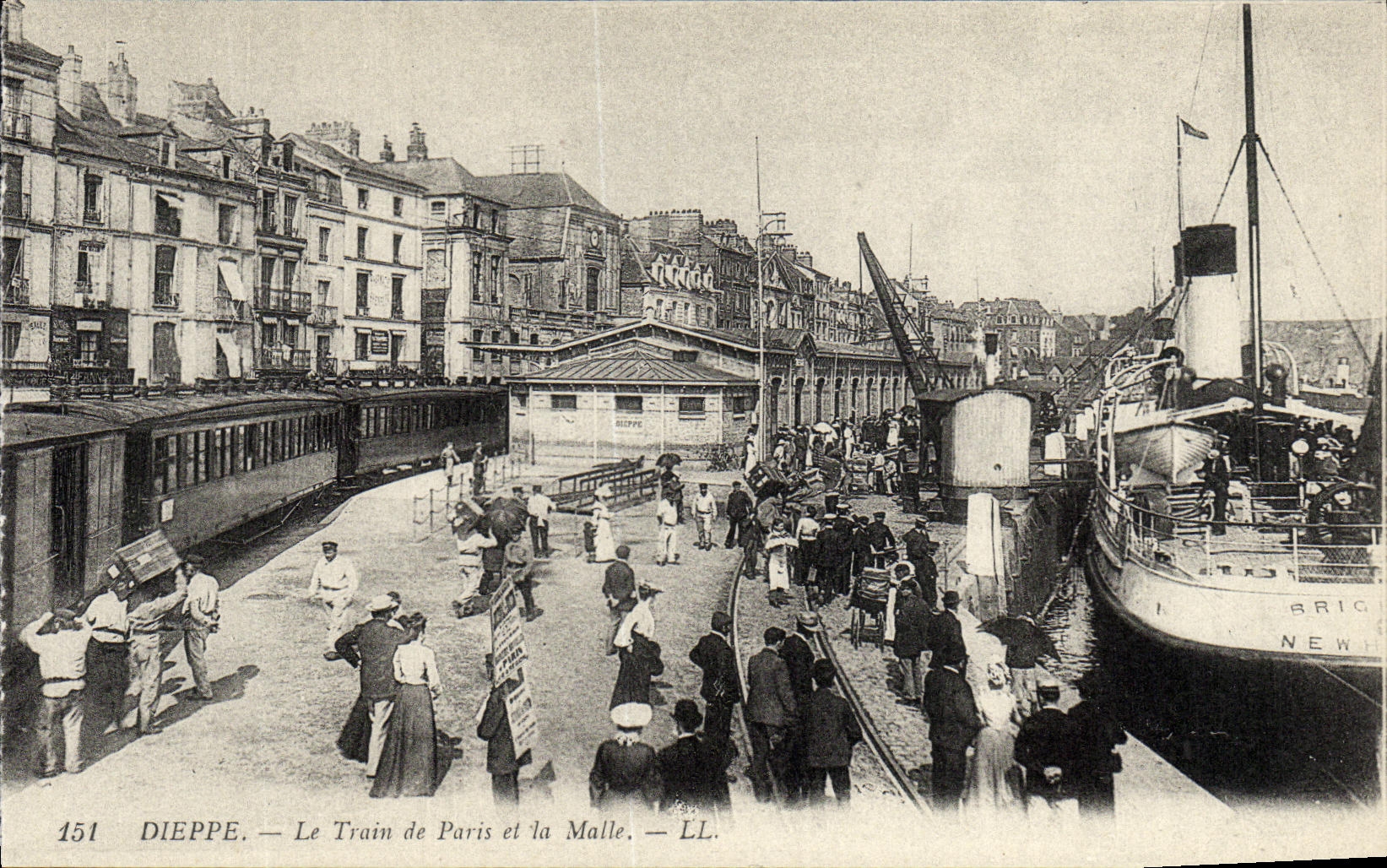 CPA Dieppe Le Train de Paris et la Malle Bateau
