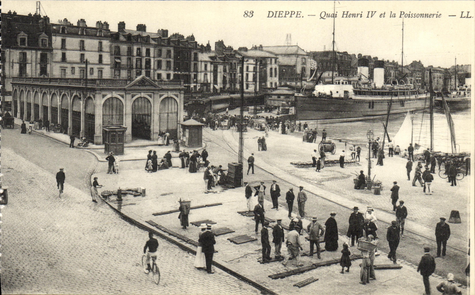 CPA Dieppe Quai Henri IV et la Poissonnerie Bateau 