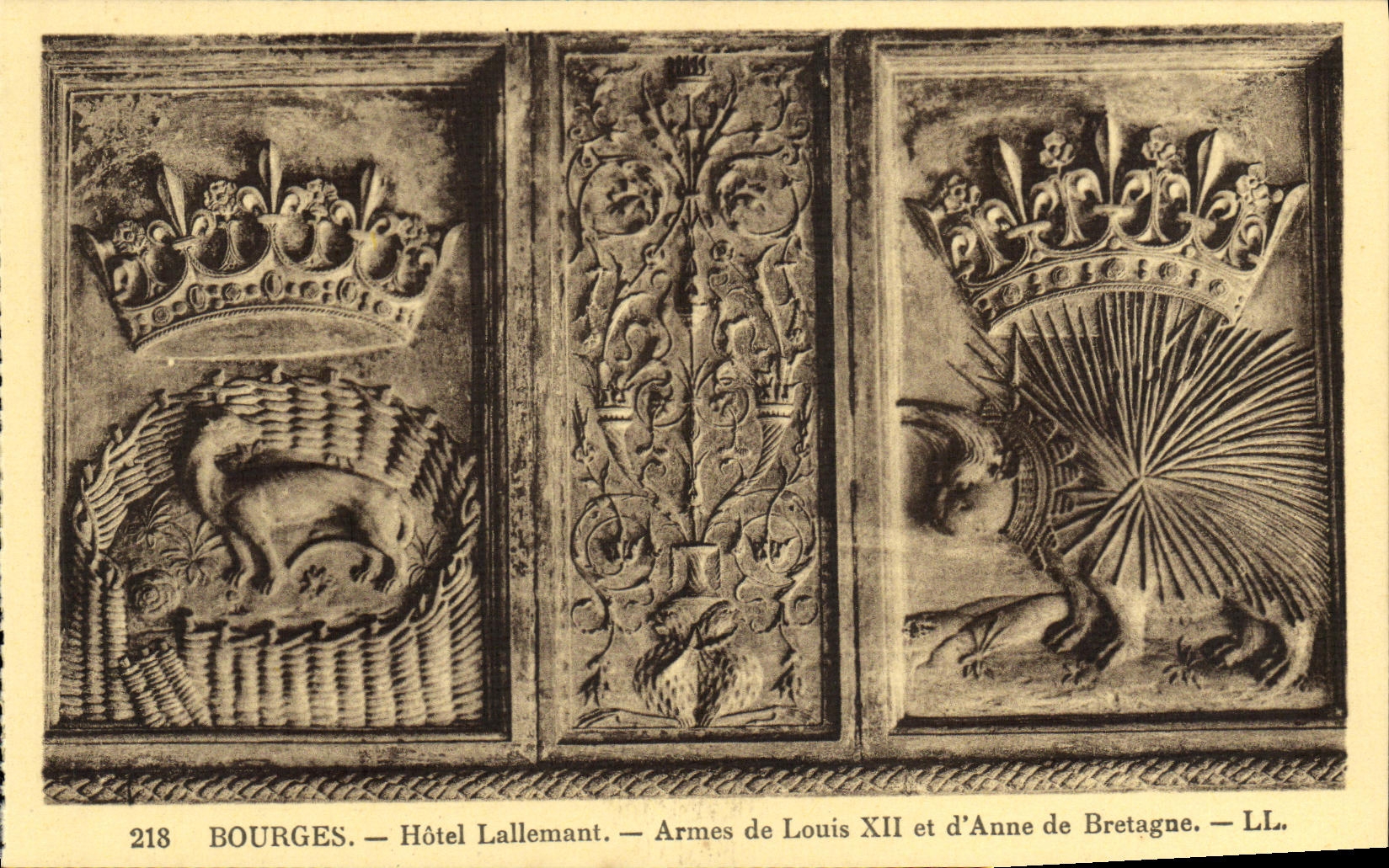 CPA Bourges Hotel Lallemant Armes de Louis Xll et d Anne de Bretagne