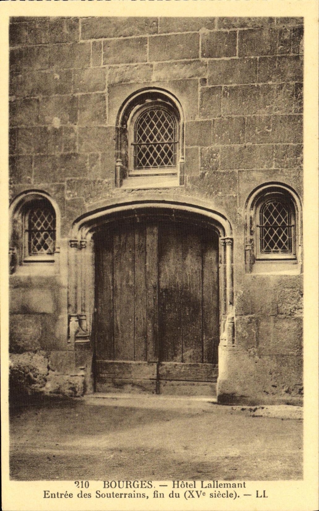 Bourges — Entrée des Souterrains, Hôtel Lallemand, fin du XVᵉ siècle — LL
