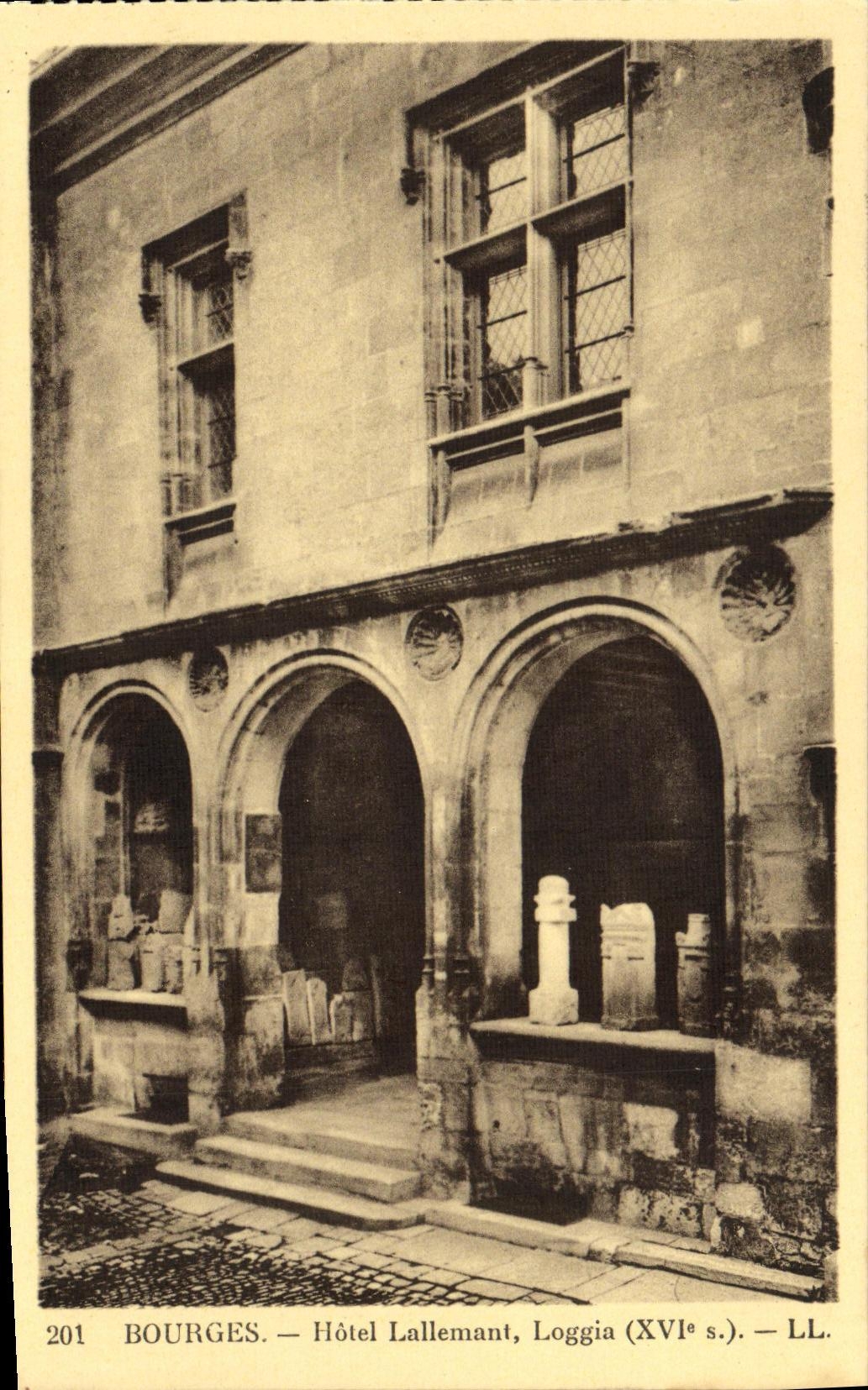 Bourges — Hôtel Lallemand, Loggia (XVIe s.) — LL.