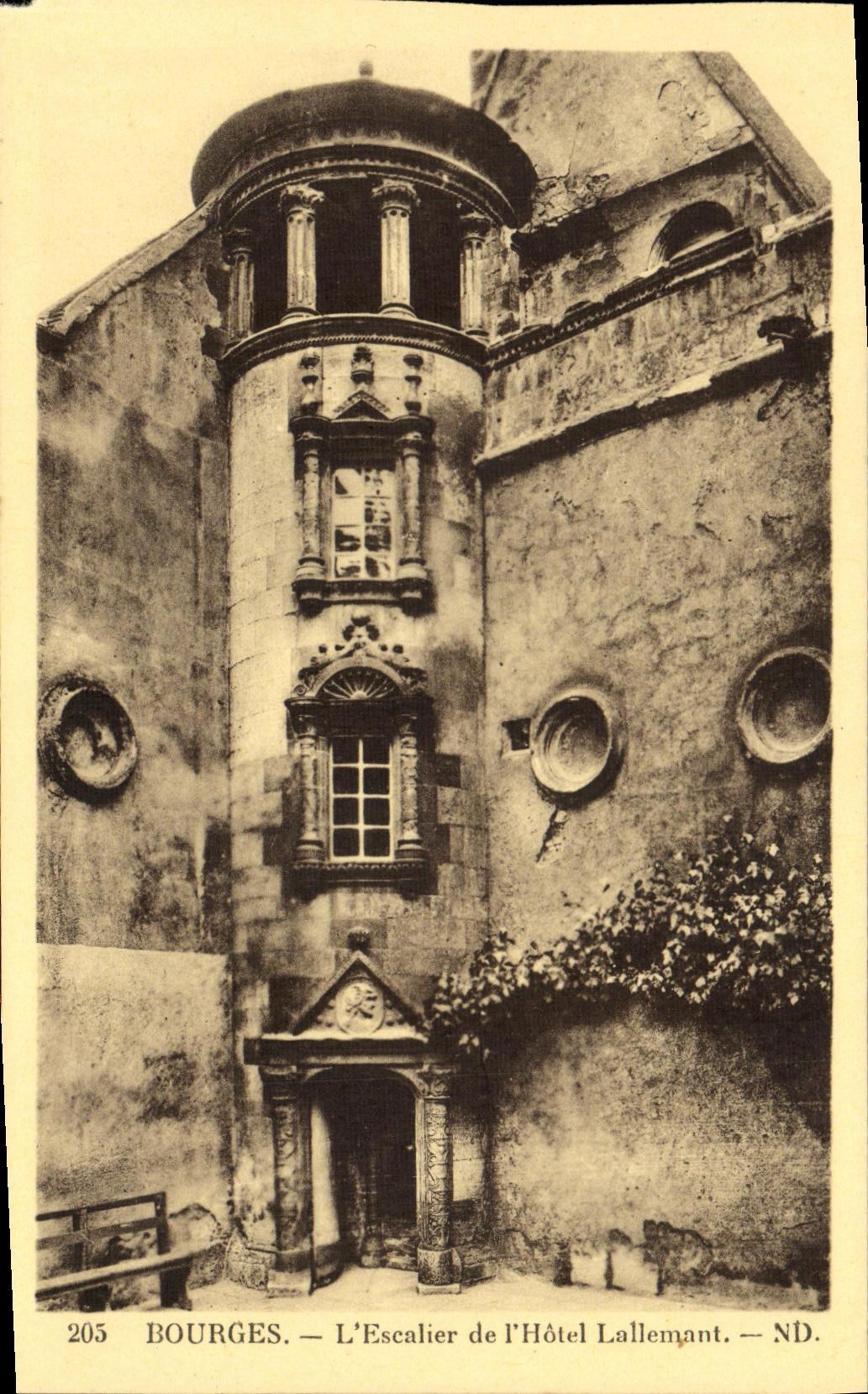 Bourges — L'Escalier de l'Hôtel Lallemant — ND.