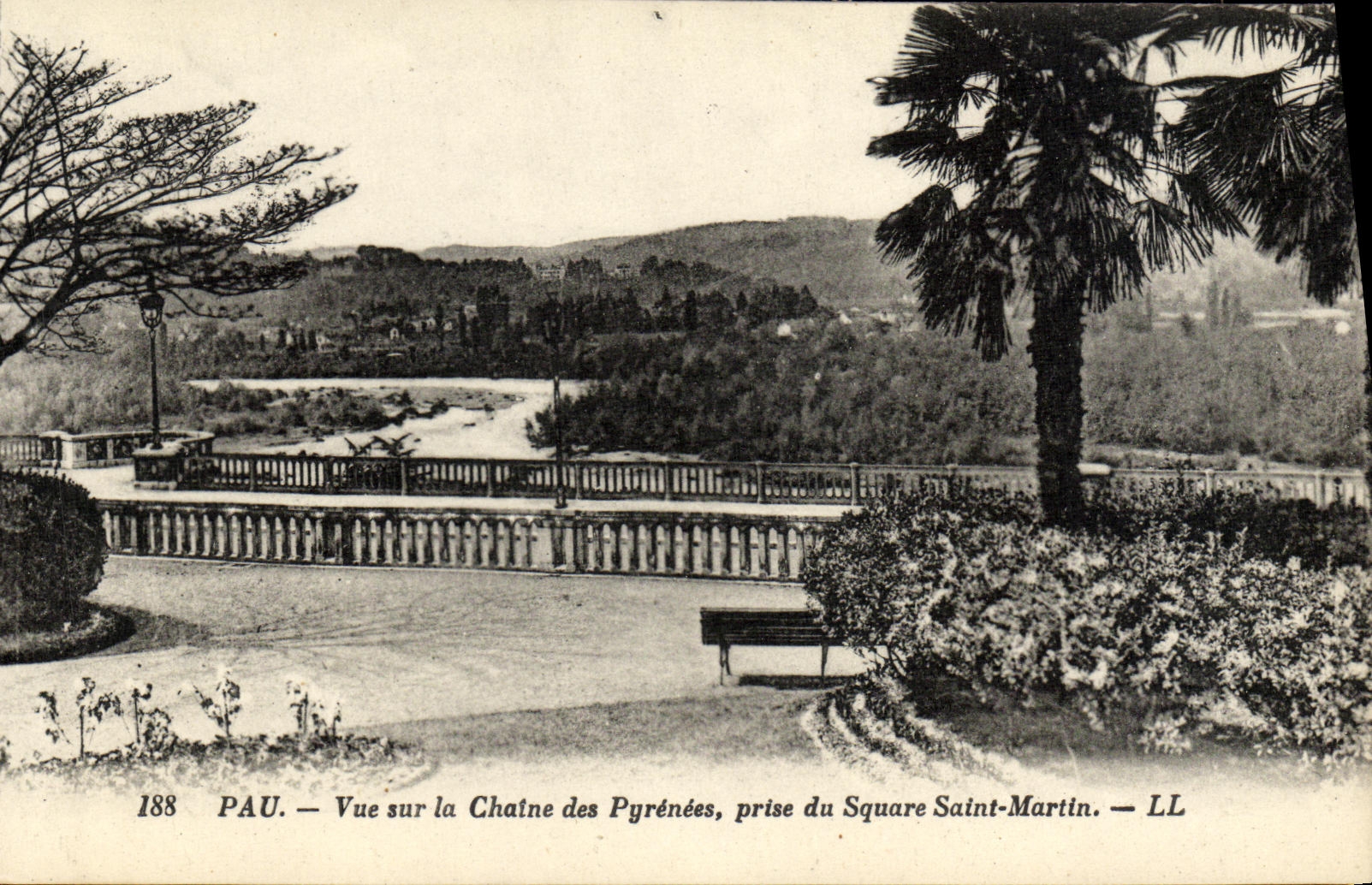 CPA Pau Vue sur la Chaine des Pyrenees prise du Square Saint Martin