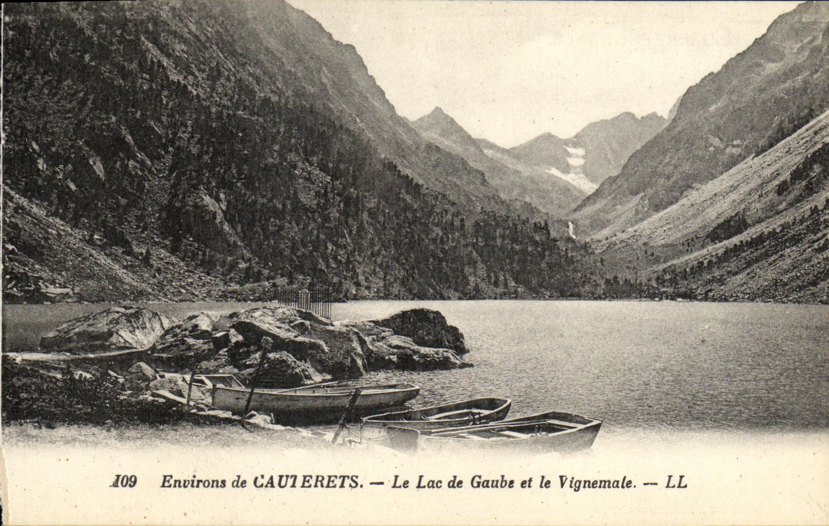 Environs de CAUERETS — Le Lac de Gaube et le Vignemale — LL