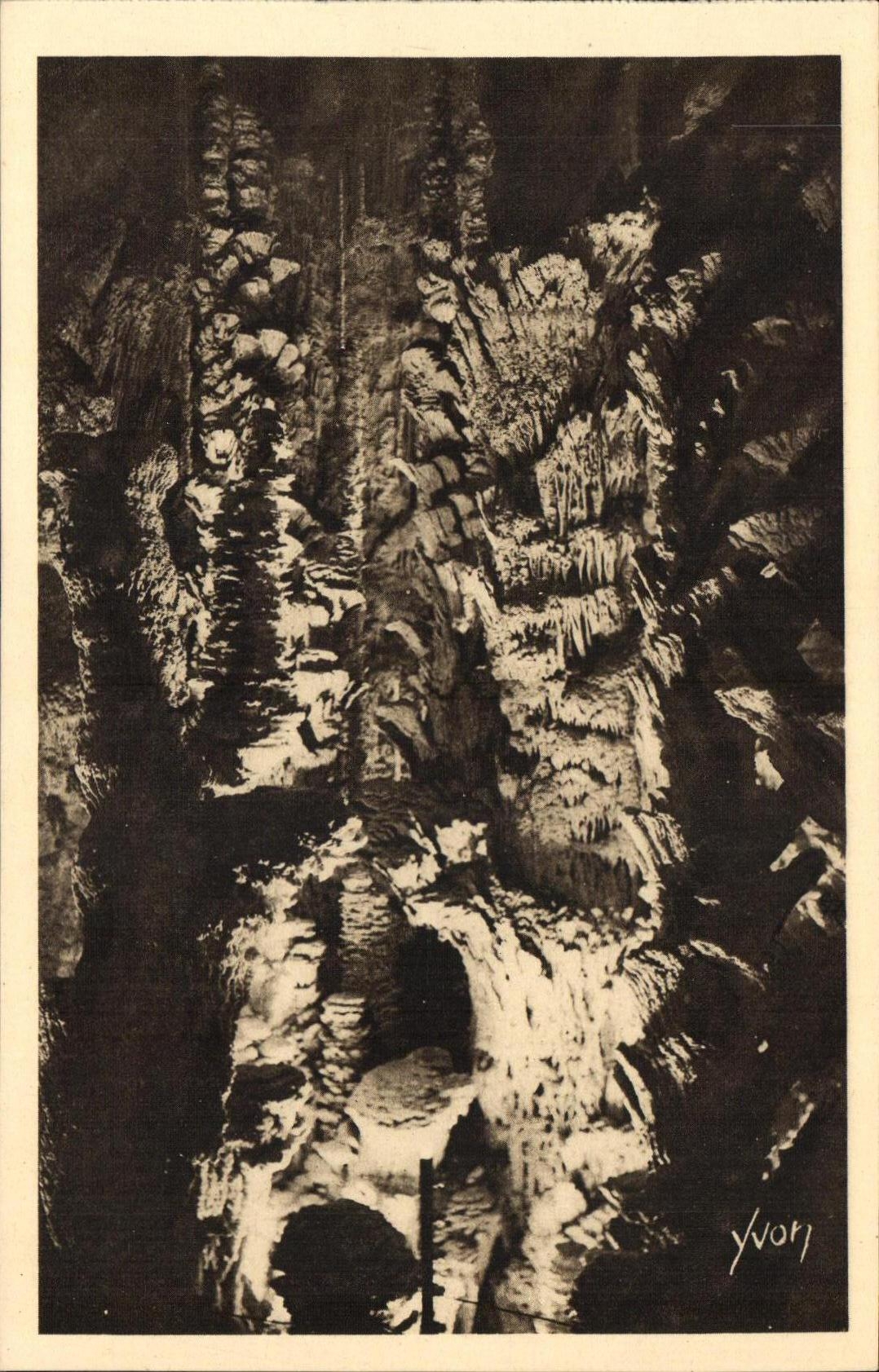 Aven Armand — La base des Grandes Stalagmites — Les Éditions d'Art Yvon