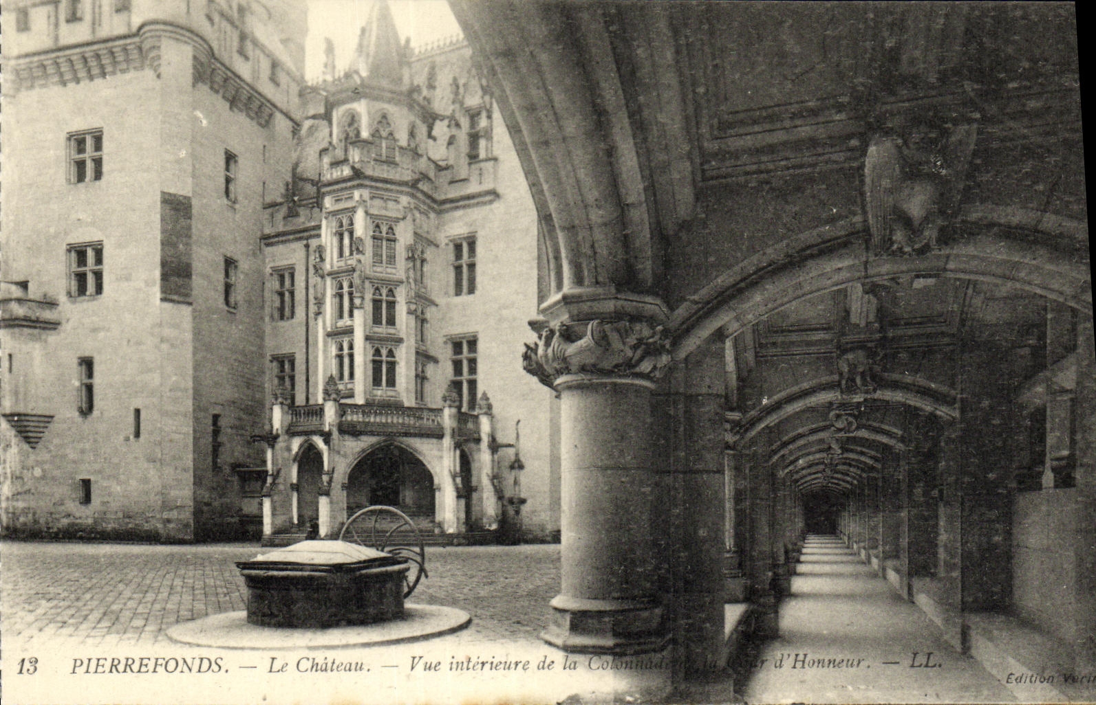 Pierrefonds — Le Château. Vue intérieure de la Colonnade de la Cour d'Honneur — Édition Vortic