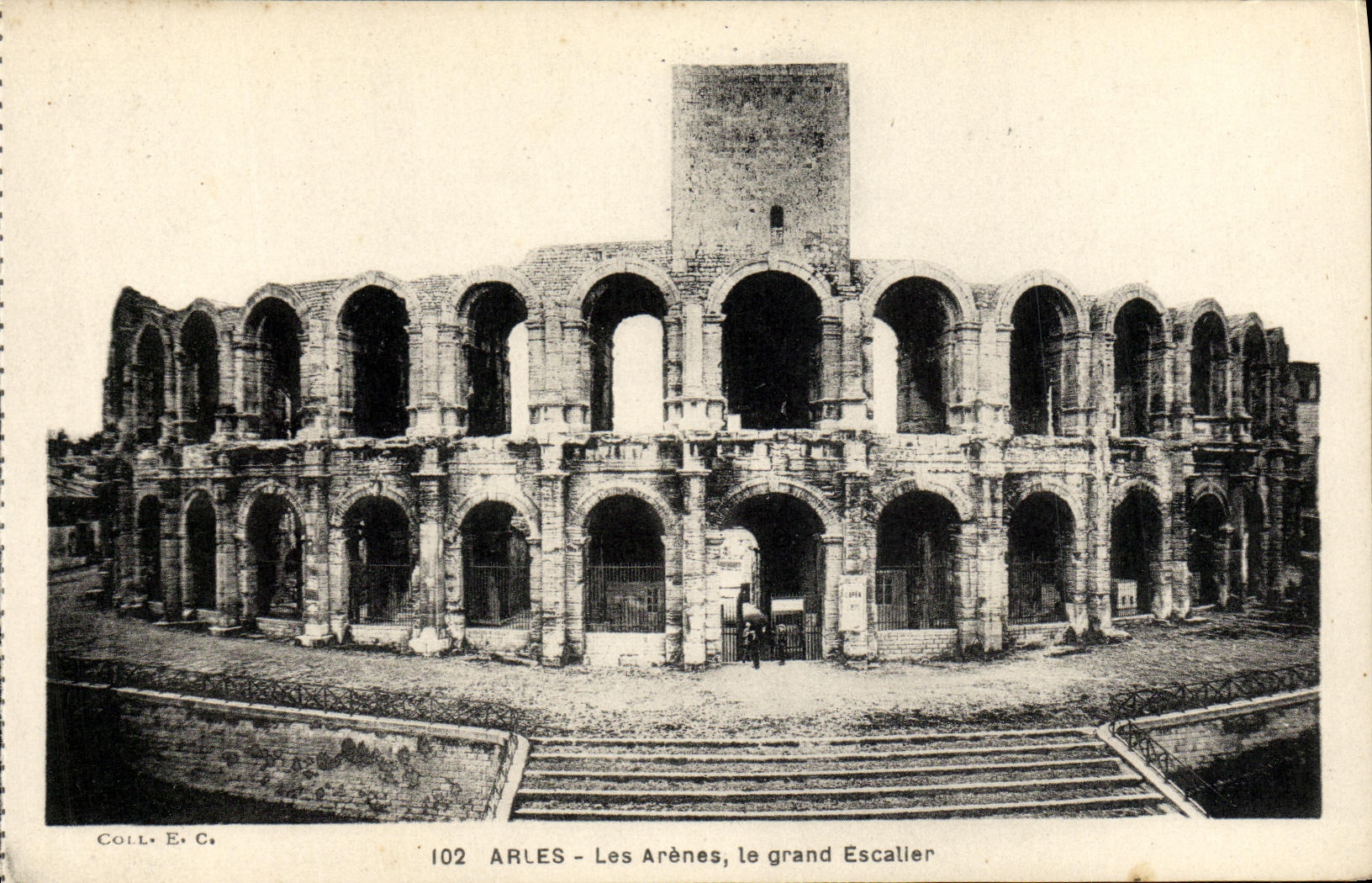 Arles - Les Arènes, le grand Escalier — Coll. E. C. n° 102