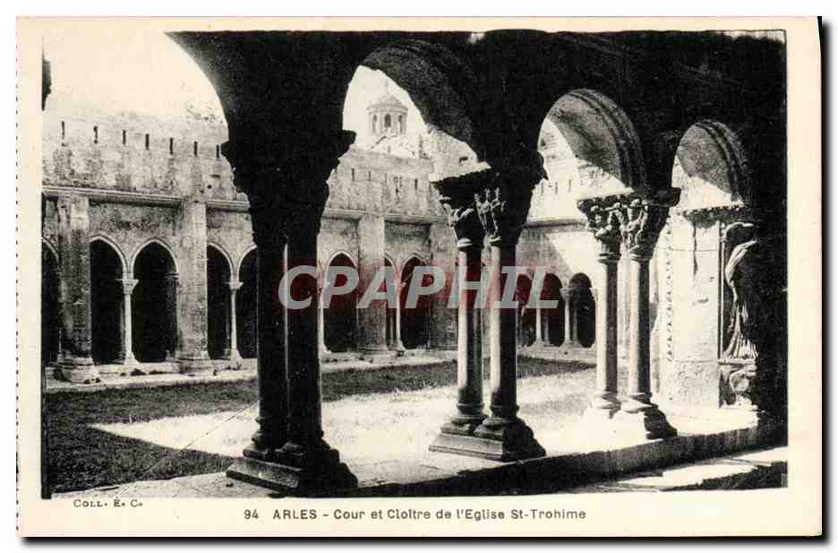 CPA Arles Cour et Cloltre de L Eglise St Trohime Trophime