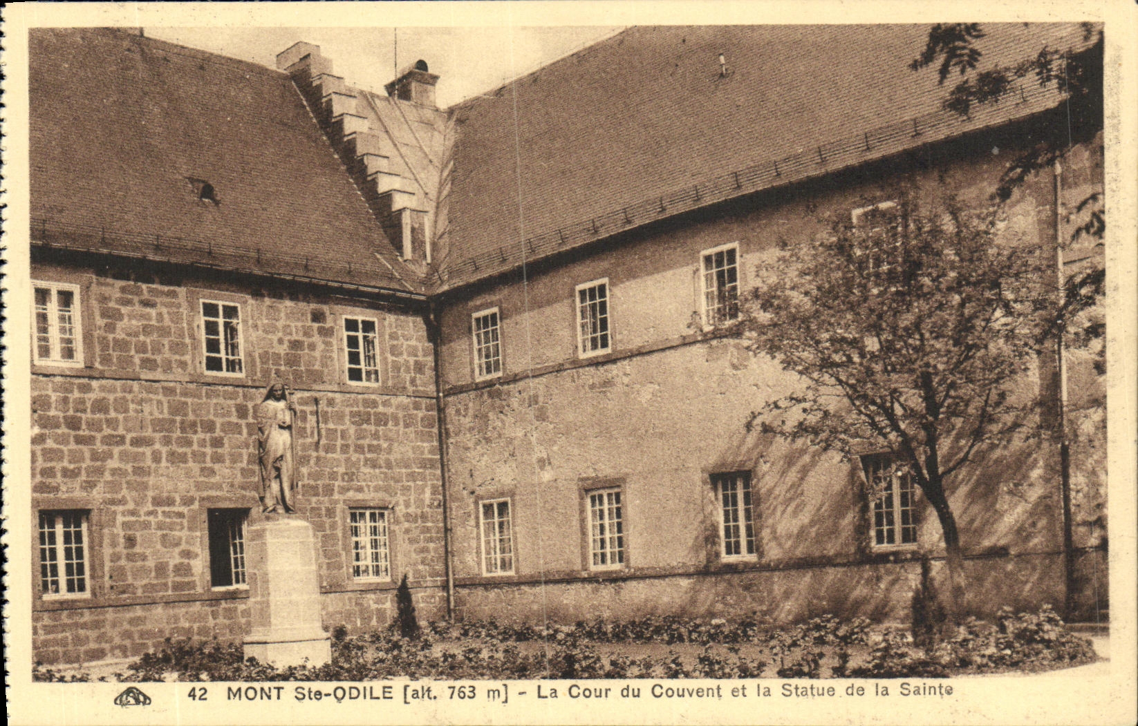 Mont Ste-Odile — La Cour du Couvent et la Statue de la Sainte — Mont Ste-Odile, Trabouge
