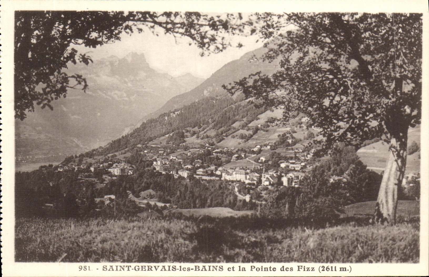 Saint-Gervais-les-Bains et la Pointe des Fizz (2611 m.) — vue panoramique — L. Morand, Haute-Savoie