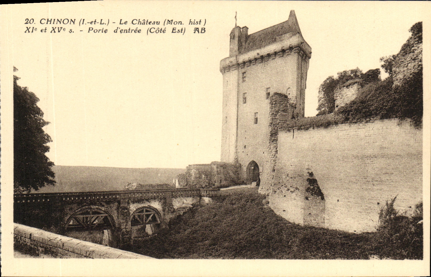 CPA Chinon Le Chateau Porte d Entree