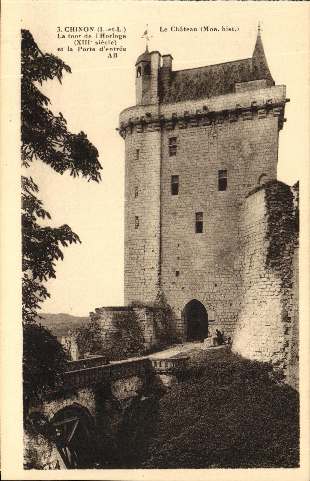 CPA Chinon Le Chateau La Tour de L Horloge et la porte d entree