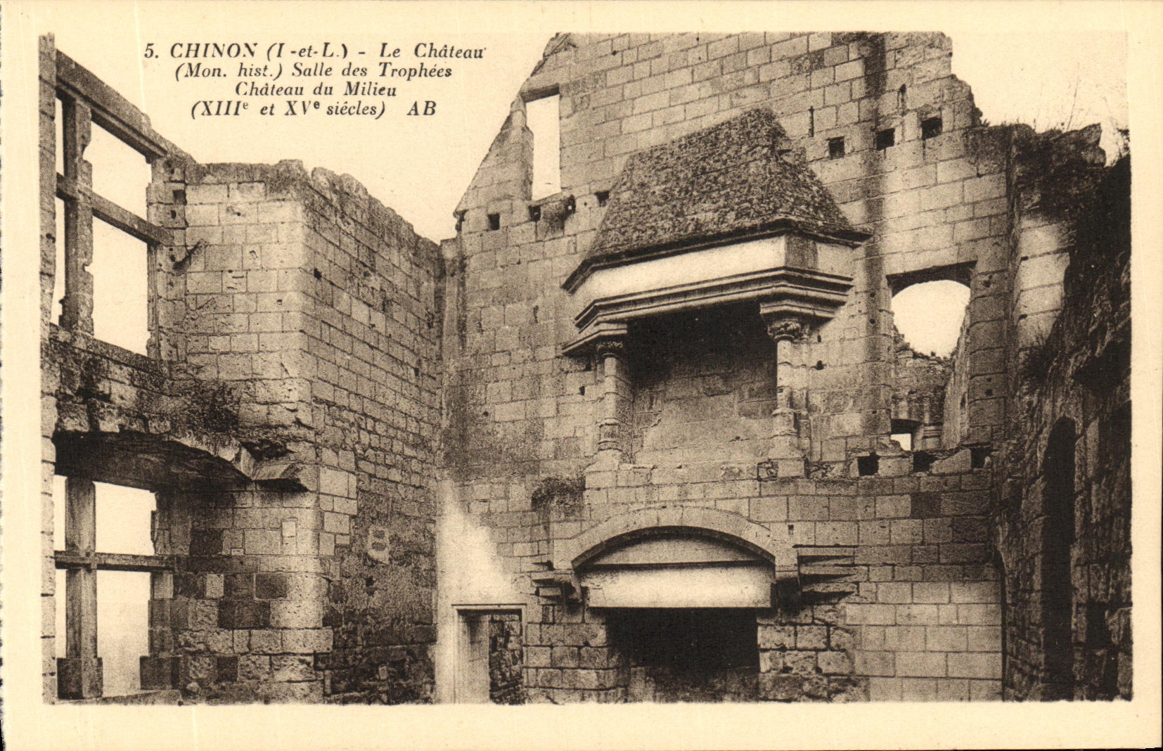 CPA Chinon Le Chateau Salle des Trophees Chateau du Milieu