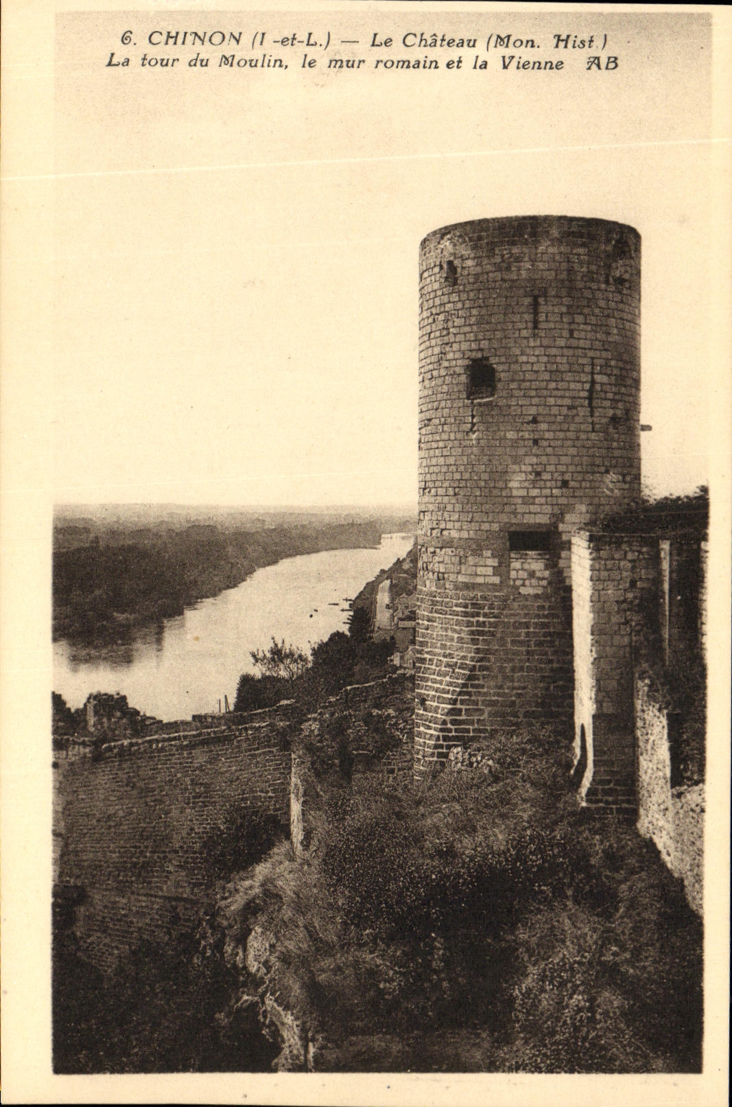 CPA Chinon Le Chateau La Tour du Moulin le Mur Romain et la Vienne