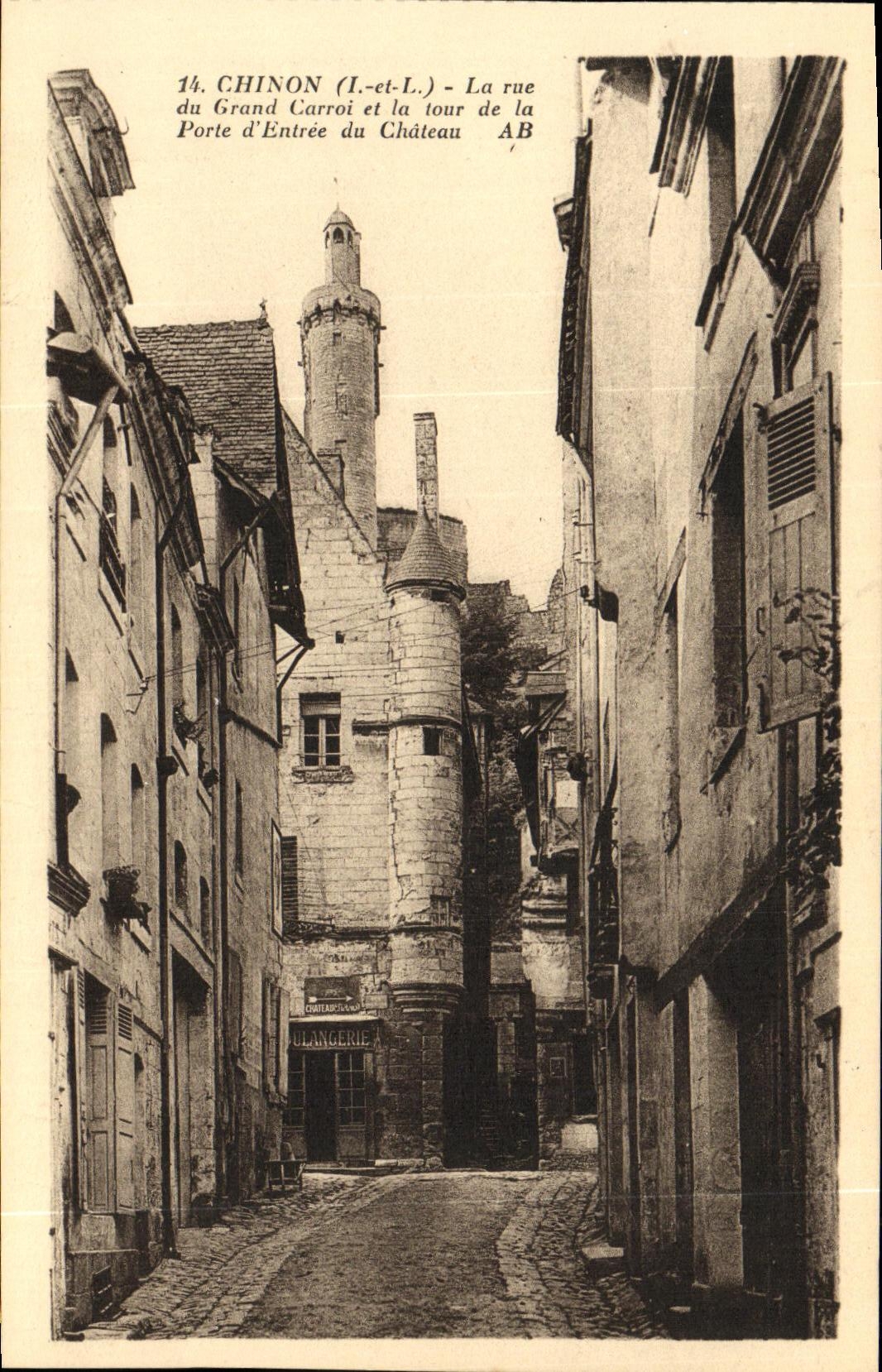 CPA Chinon La rue du grand Carroi et la tour de la porte d entree du chateau 