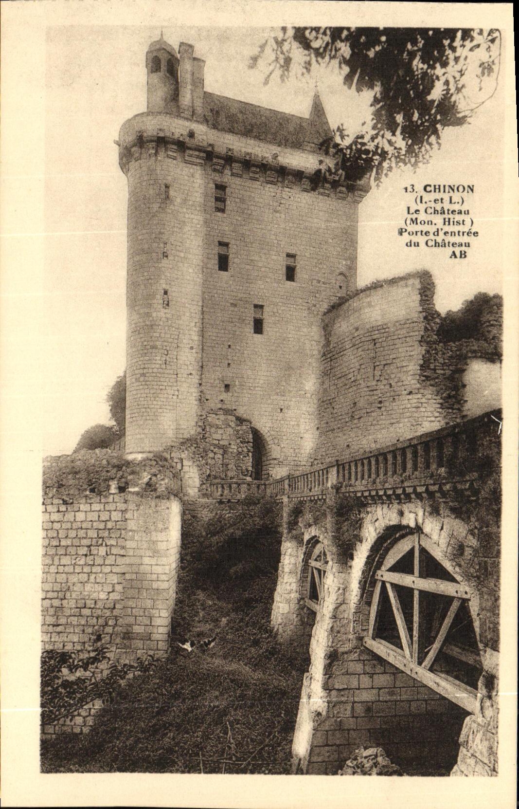 CPA Chinon Le Chateau Porte d entree