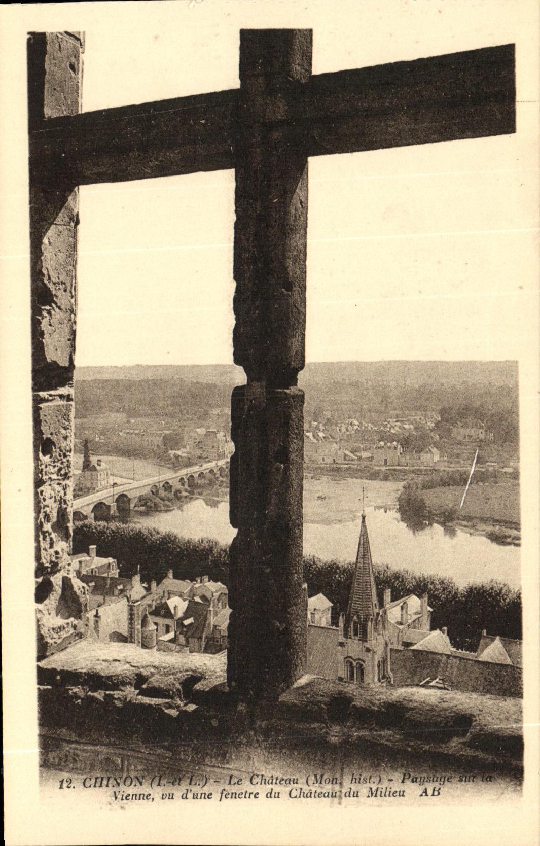 CPA Chinon Le Chateau Paysage sur la Vienne vu d une fenetre du chateau du milieu