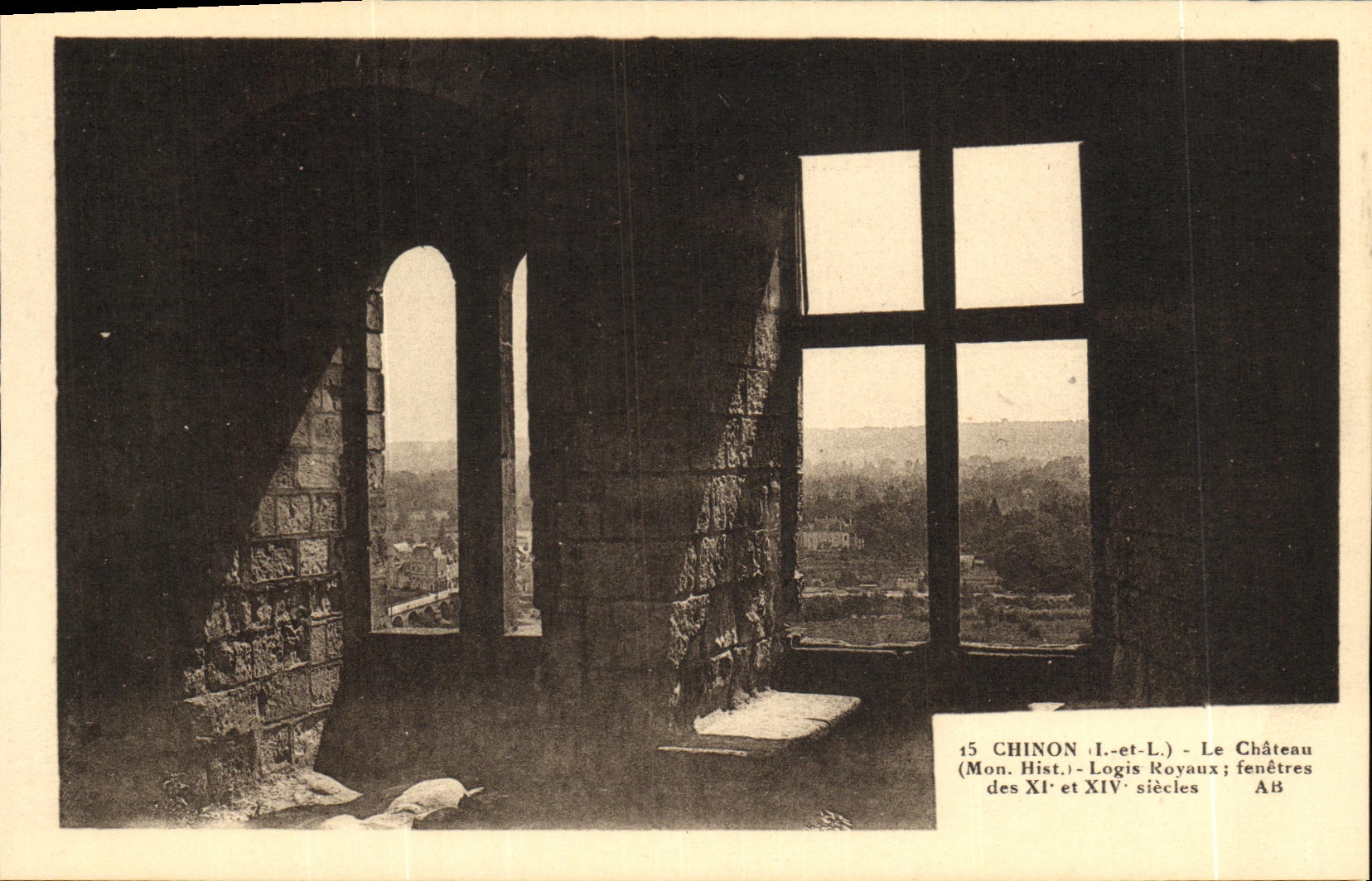 CPA Chinon Le chateau Logis royaux fenetres des 11 et 14eme