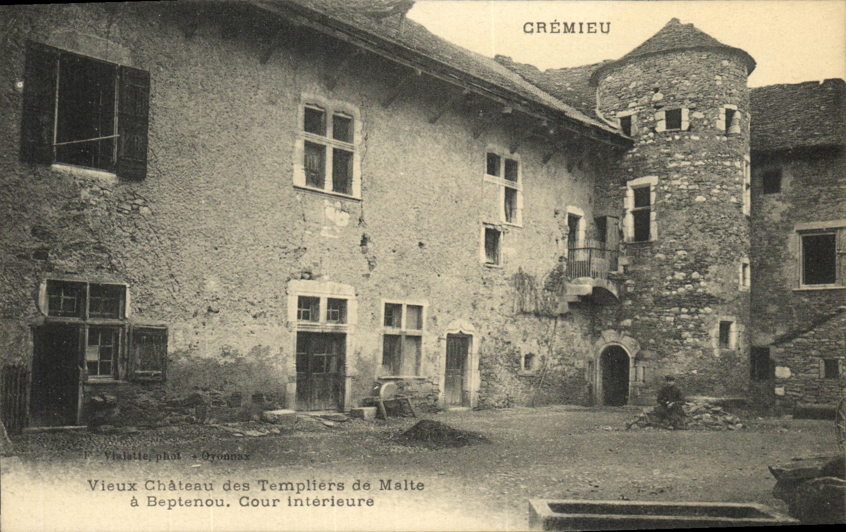 Crémieu — Vieux Château des Templiers de Malte à Beptenou. Cour intérieure — Vialatte phot. + Gyonnax