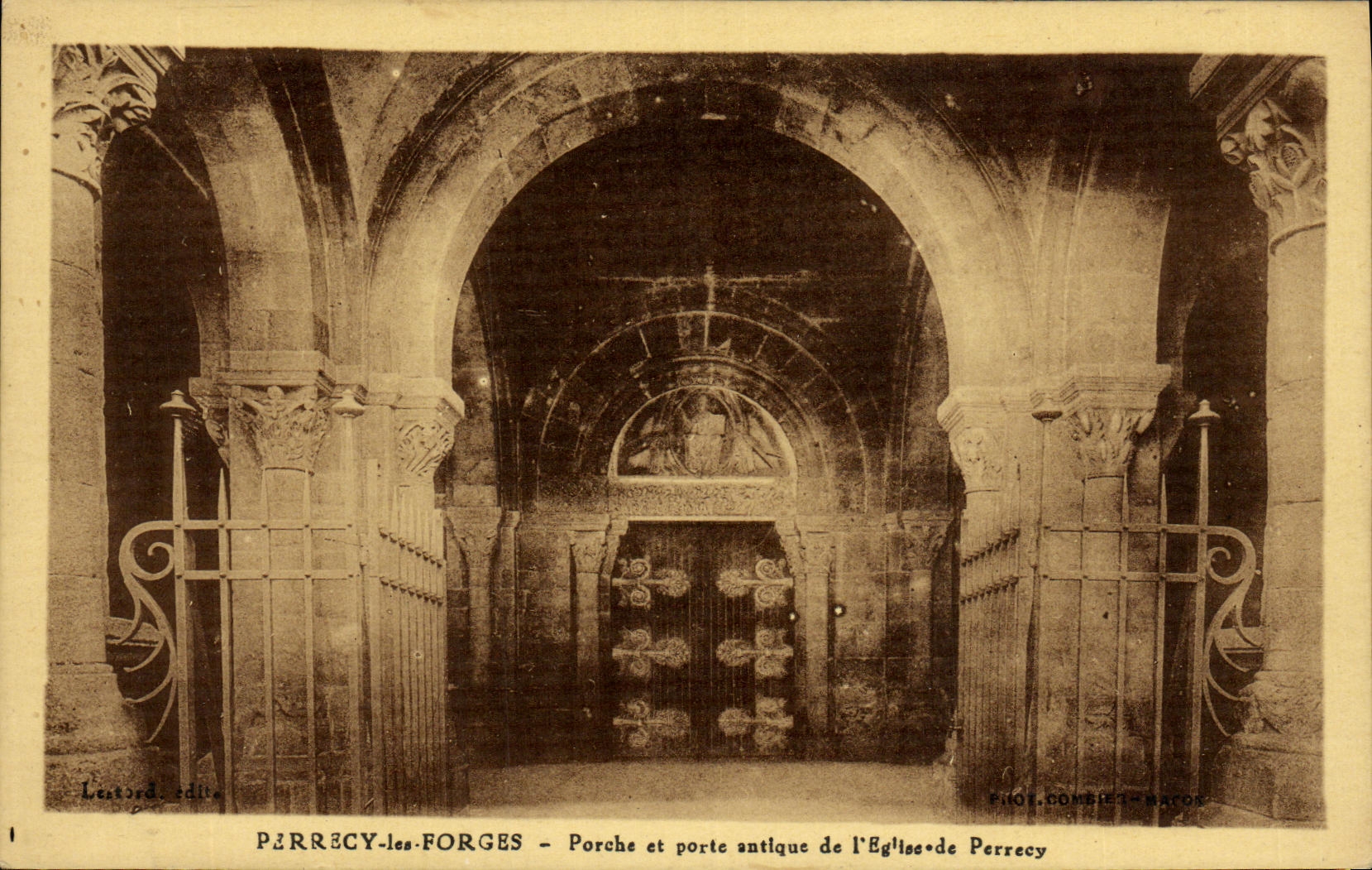 PERRÉCY-les-FORGES — Portal und antike Tür der Kirche von Perrecy — Foto. Contet-Macor
